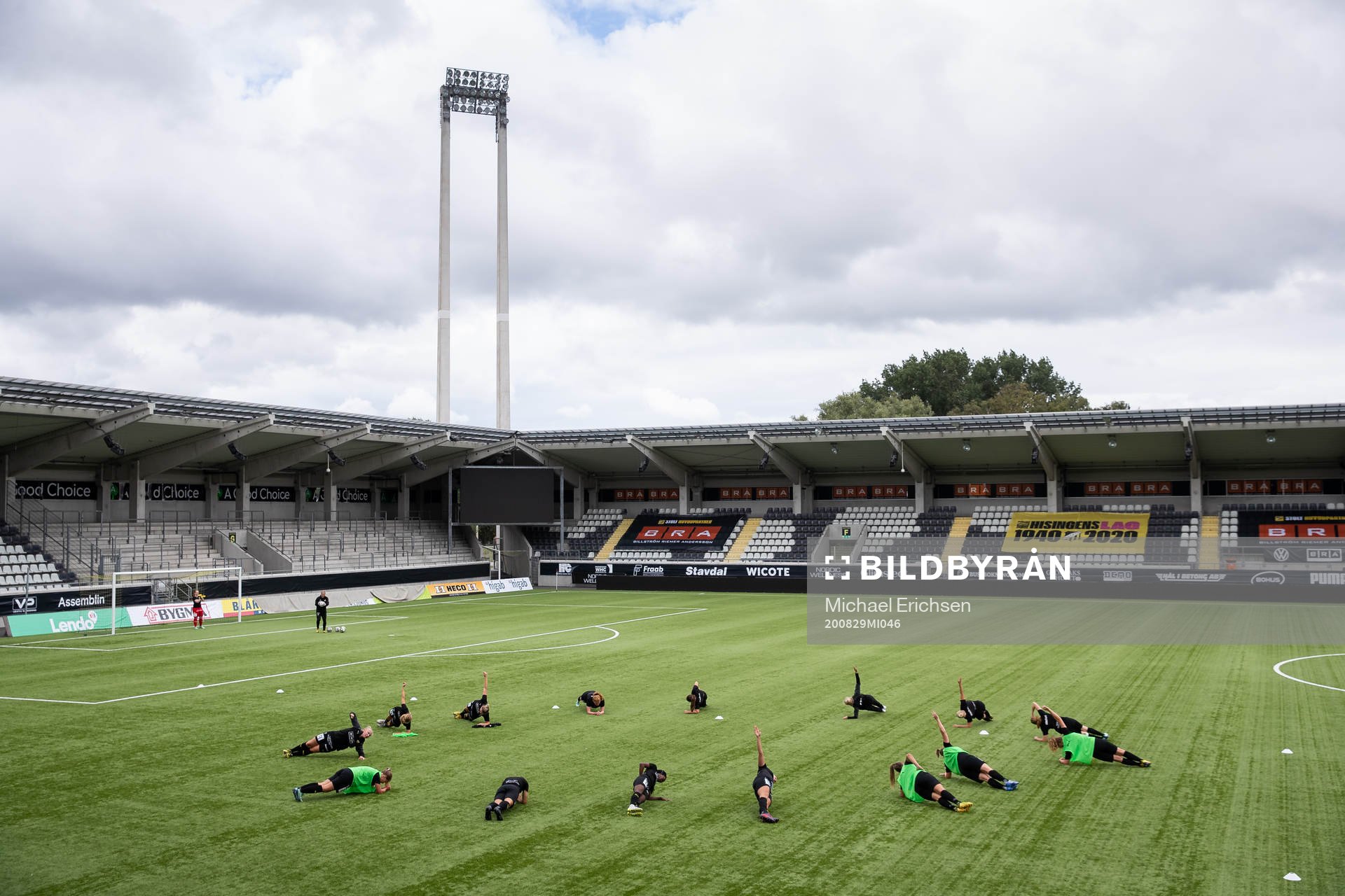 Häcken värmer upp innan fotbollsmatchen Division 2 mellan