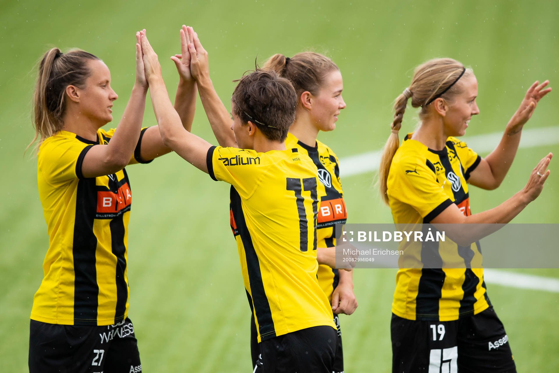 Häckens Emelie Pettersson och Karin From peppar varandra