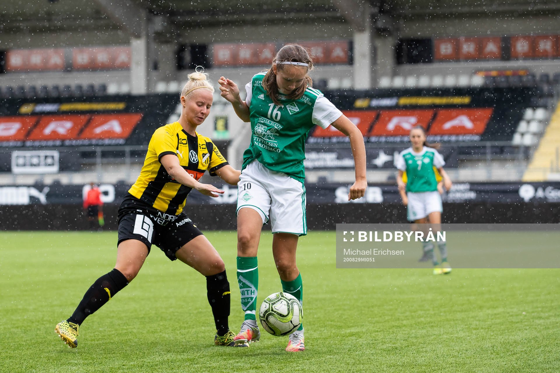 Häckens Linnea Tibatt och Zeniths Sara Aronsson under fotbollsmatchen Division 2 mellan Häcken och Zenith den 29 augusti 2020 i Göteborg.