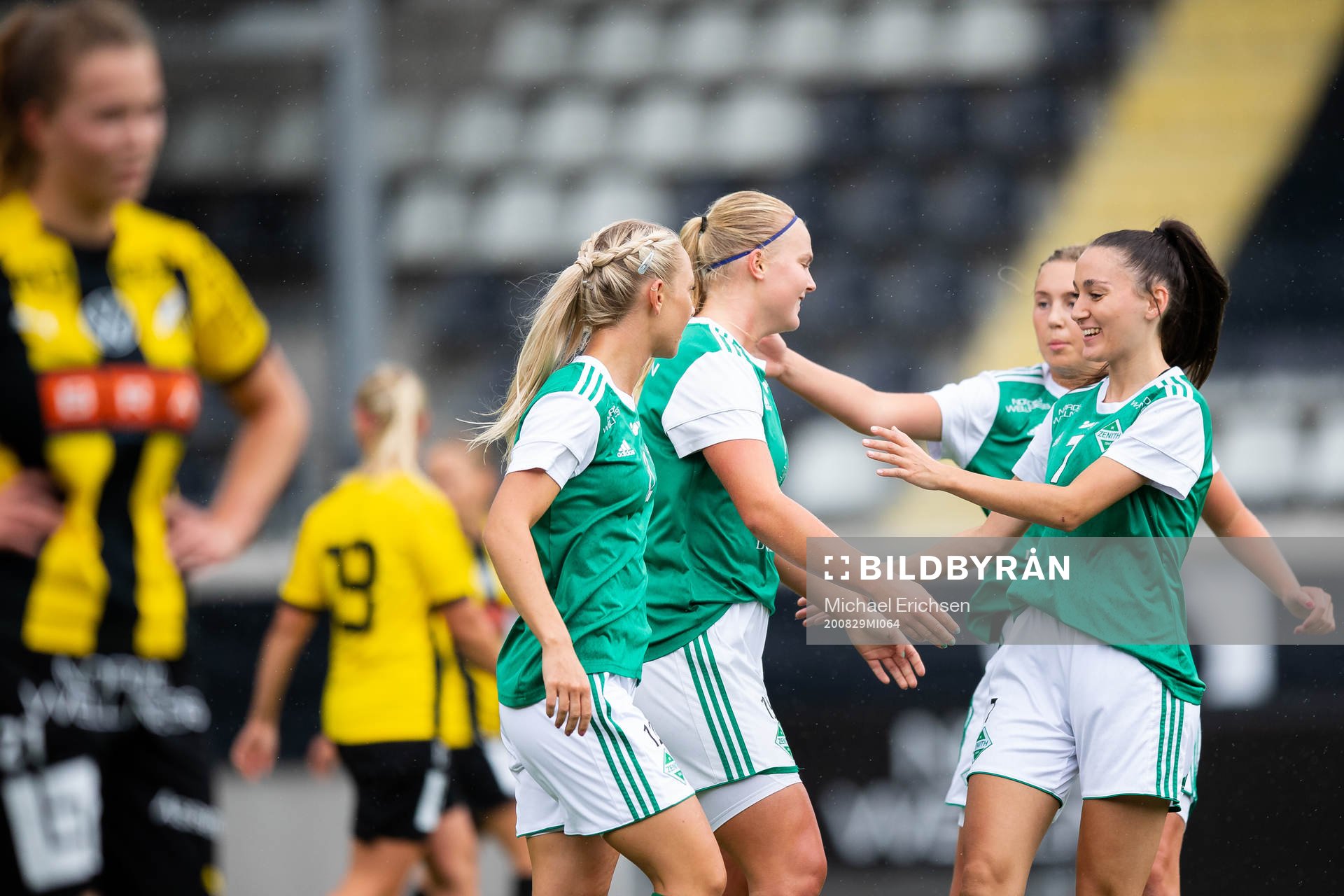 Zeniths Sandra Mannerstråle jublar med lagkamrater efter 0-1 under fotbollsmatchen Division 2 mellan Häcken och Zenith den 29 augusti 2020 i Göteborg.