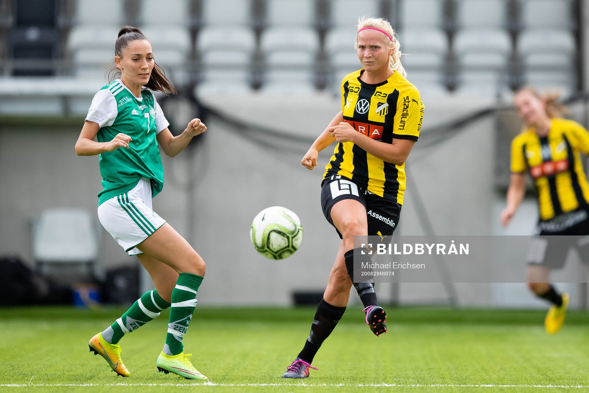 Zeniths Ayse Kurt och Häckens Ida Lindberg under fotbollsmatchen Division 2 mellan Häcken och Zenith den 29 augusti 2020 i Göteborg.
