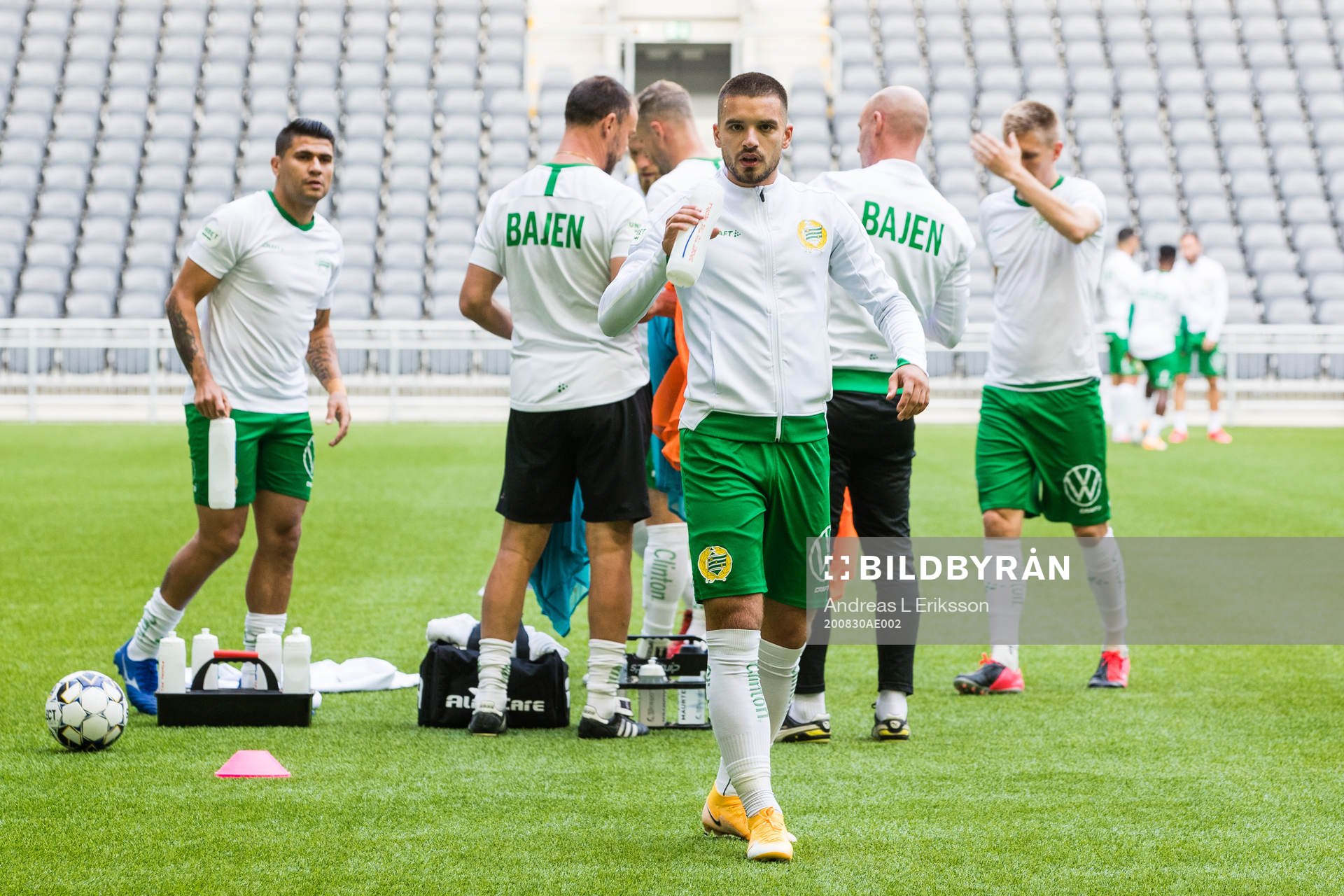 Hammarbys Vladimir Rodic och spelarna i Hammarby värmer upp