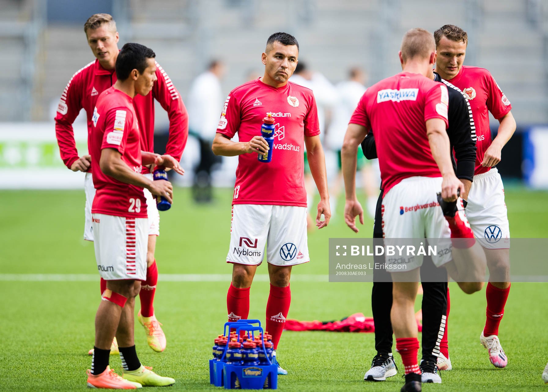 Kalmars Emin Nouri och spelarna i Kalmar värmer upp