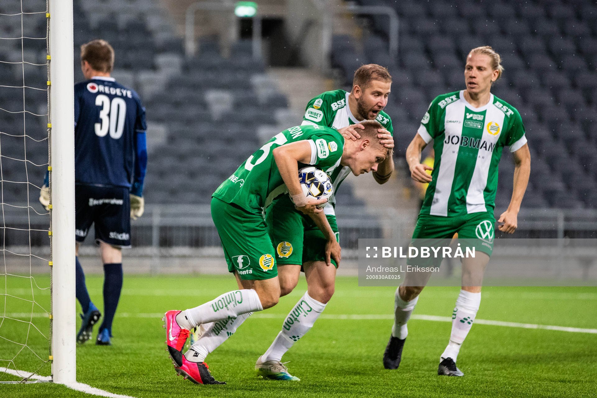 Hammarbys Aron Johansson jublar med Darijan Bojanic efter 2-2 under fotbollsmatchen i Allsvenskan mellan Hammarby och Kalmar den 30 augusti 2020 i Stockholm.