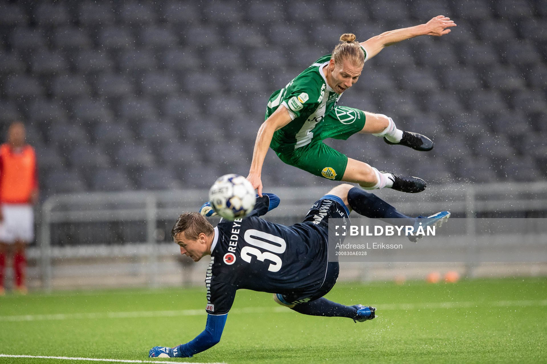 Hammarbys Gustav Ludwigson i en kollision med Kalmars