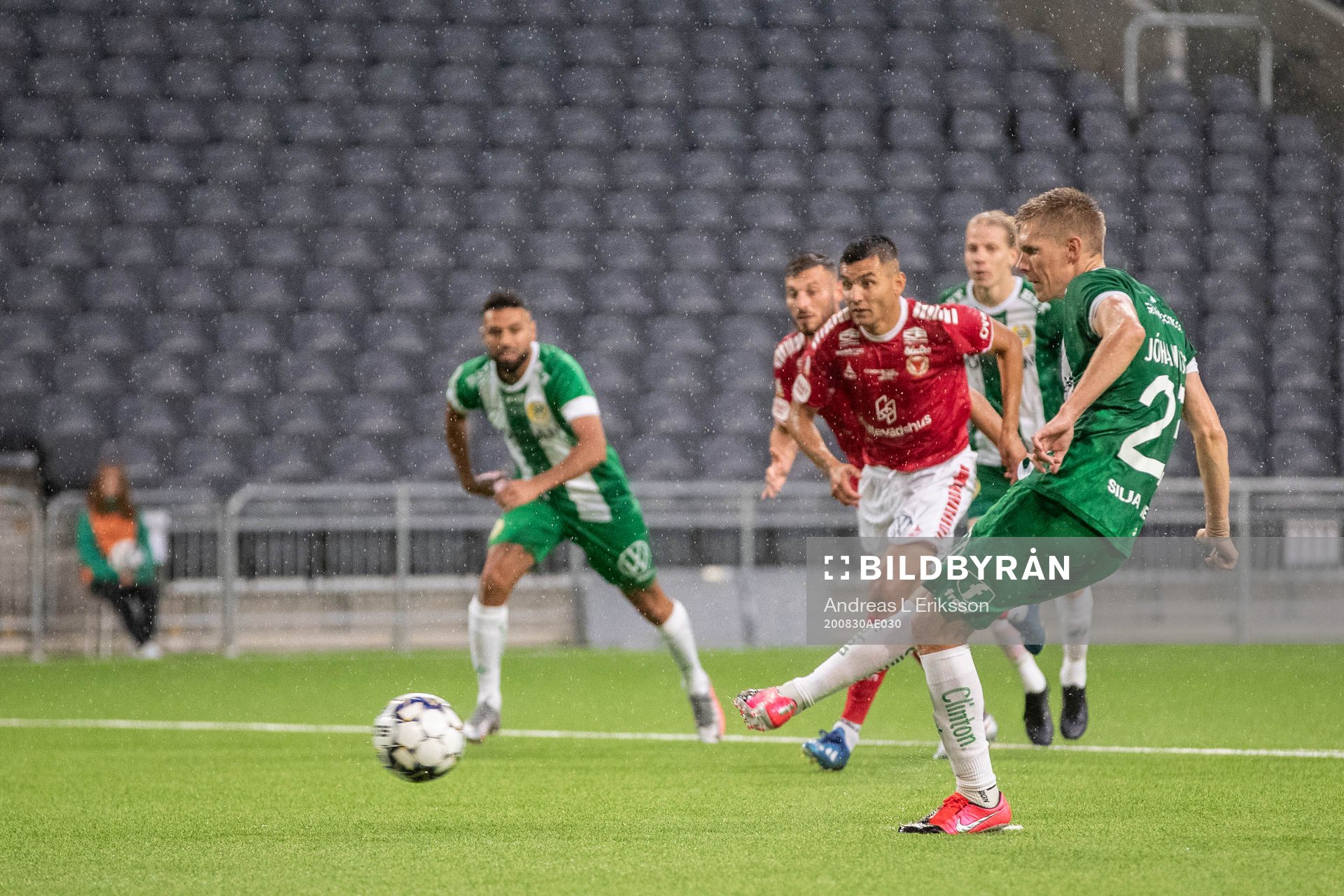 Hammarbys Aron Johansson gör 3-2 på straff