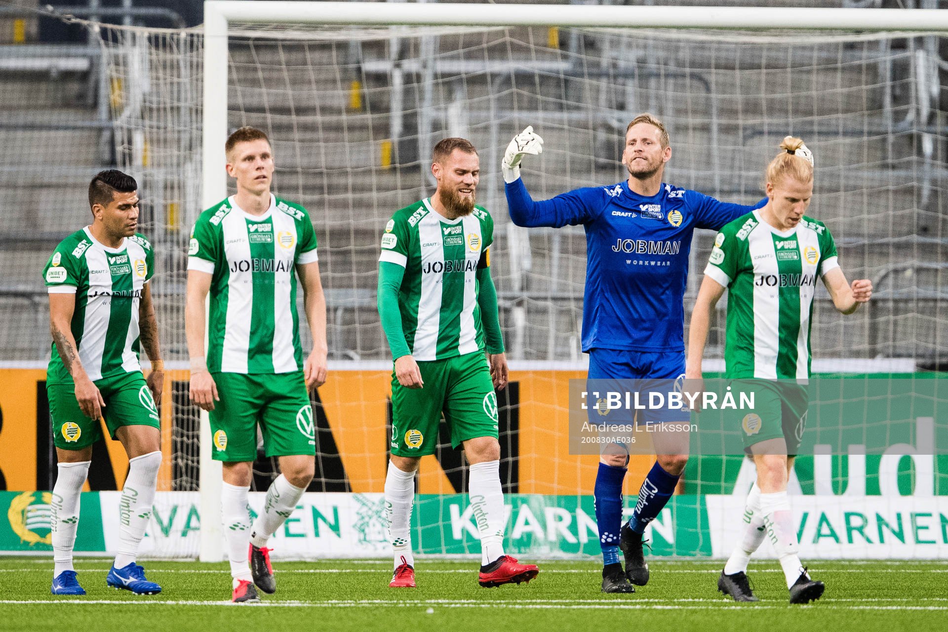 Hammarbys målvakt David Ousted försöker få igång sina