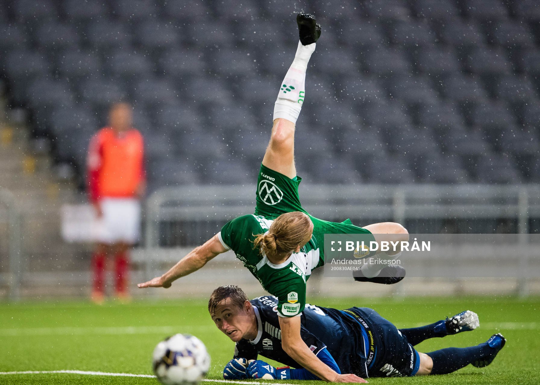 Kalmars målvakt Tobias Andersson och Hammarbys Gustav Ludwigson under fotbollsmatchen i Allsvenskan mellan Hammarby och Kalmar den 30 augusti 2020 i Stockholm.