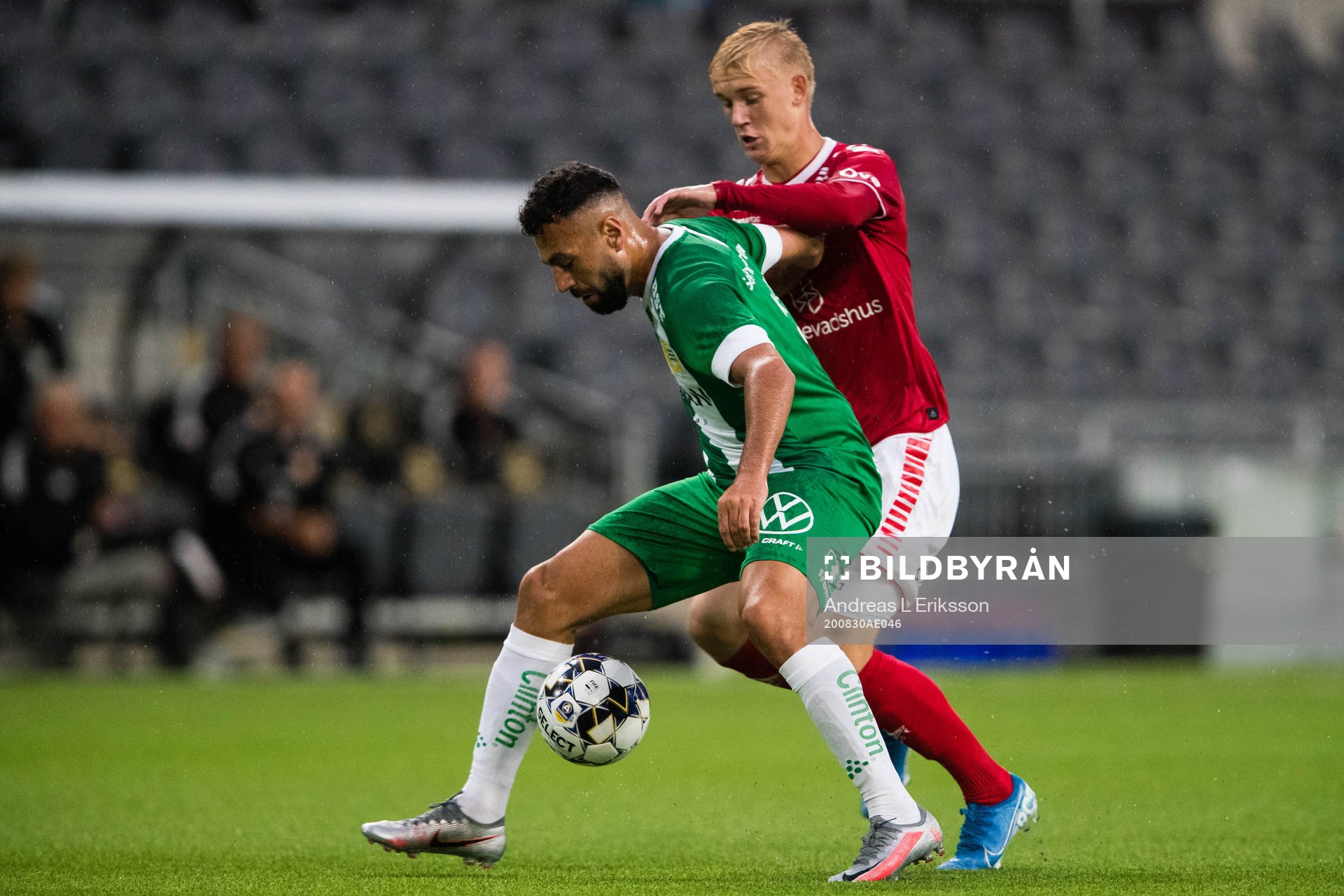 Hammarbys Imad Khalili i kamp om bollen med Kalmars Carl