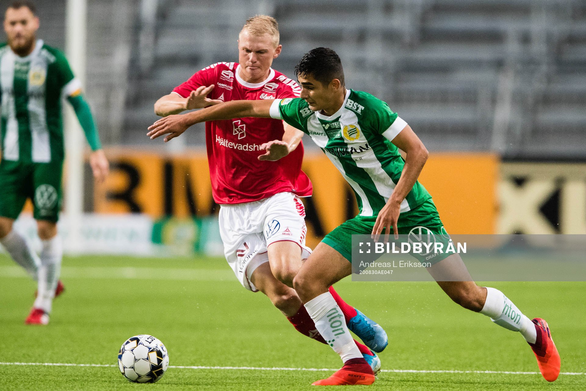 Kalmars Edvin Crona i kamp om bollen med Hammarbys Aimar