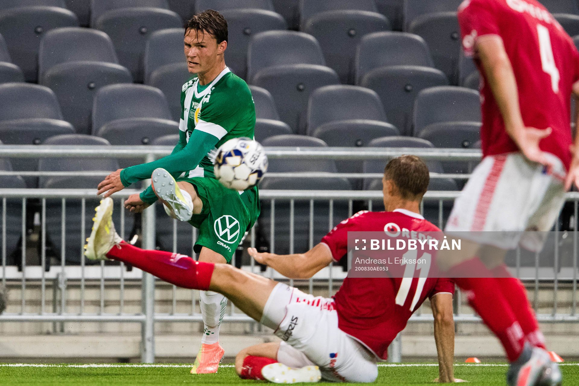 Hammarbys Axel Sjöberg med ett inlägg förbi Kalmars Svante Ingelsson och Fidan Aliti under fotbollsmatchen i Allsvenskan mellan Hammarby och Kalmar den 30 augusti 2020 i Stockholm.