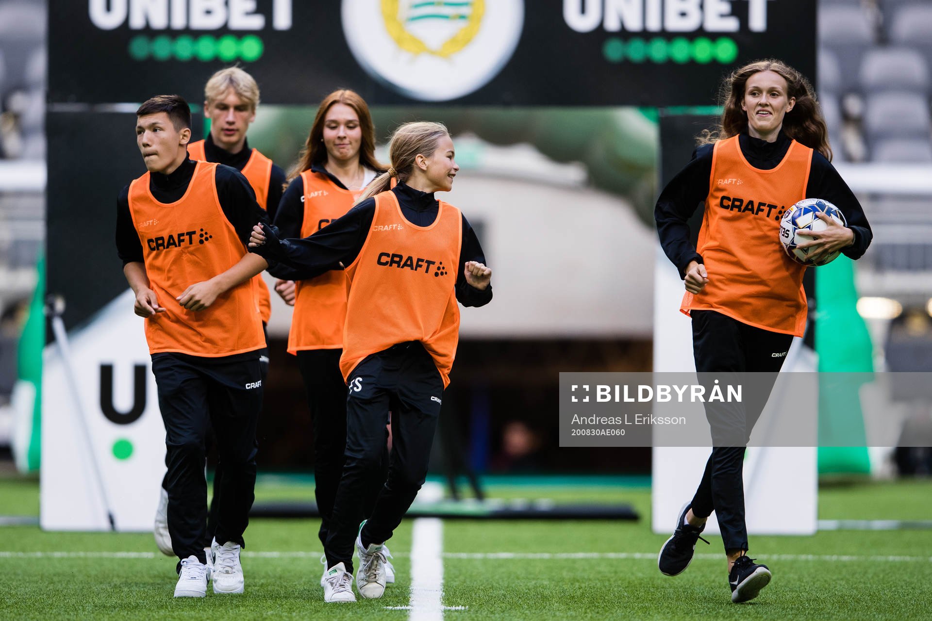 Bollflickor och bollpojkar innan fotbollsmatchen i