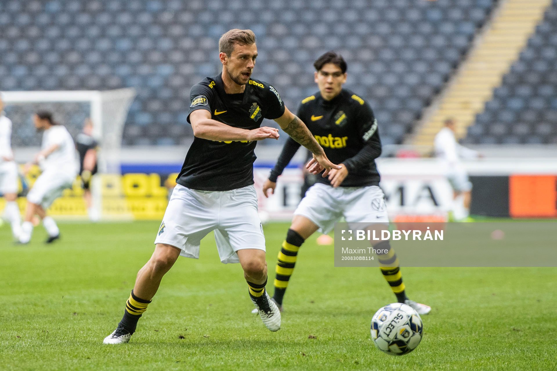 s Filip Rogic värmer upp