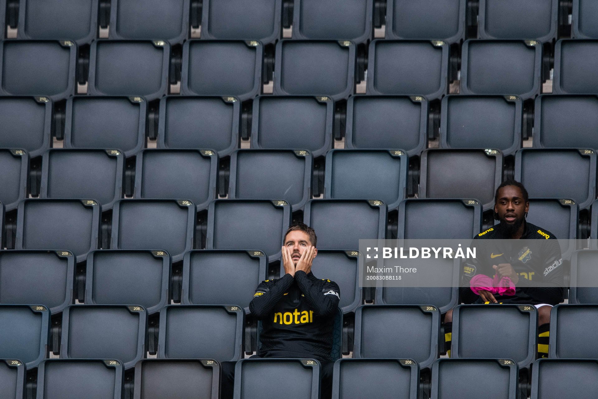 s Mikael Lustig och Heradi Rashidi på bänken