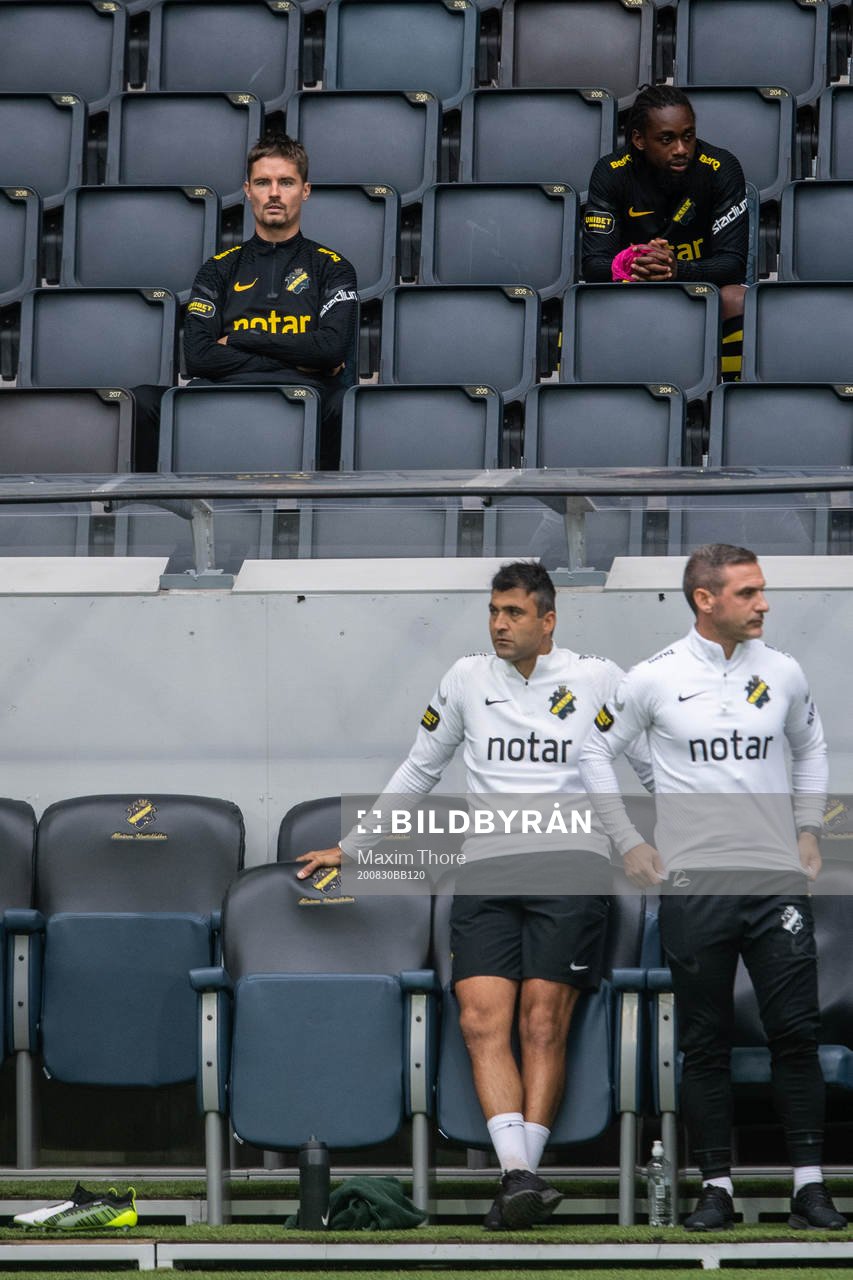 AIK:s Mikael Lustig och Heradi Rashidi på bänken under fotbollsmatchen i Allsvenskan mellan AIK och Häcken den 30 augusti 2020 i Stockholm.