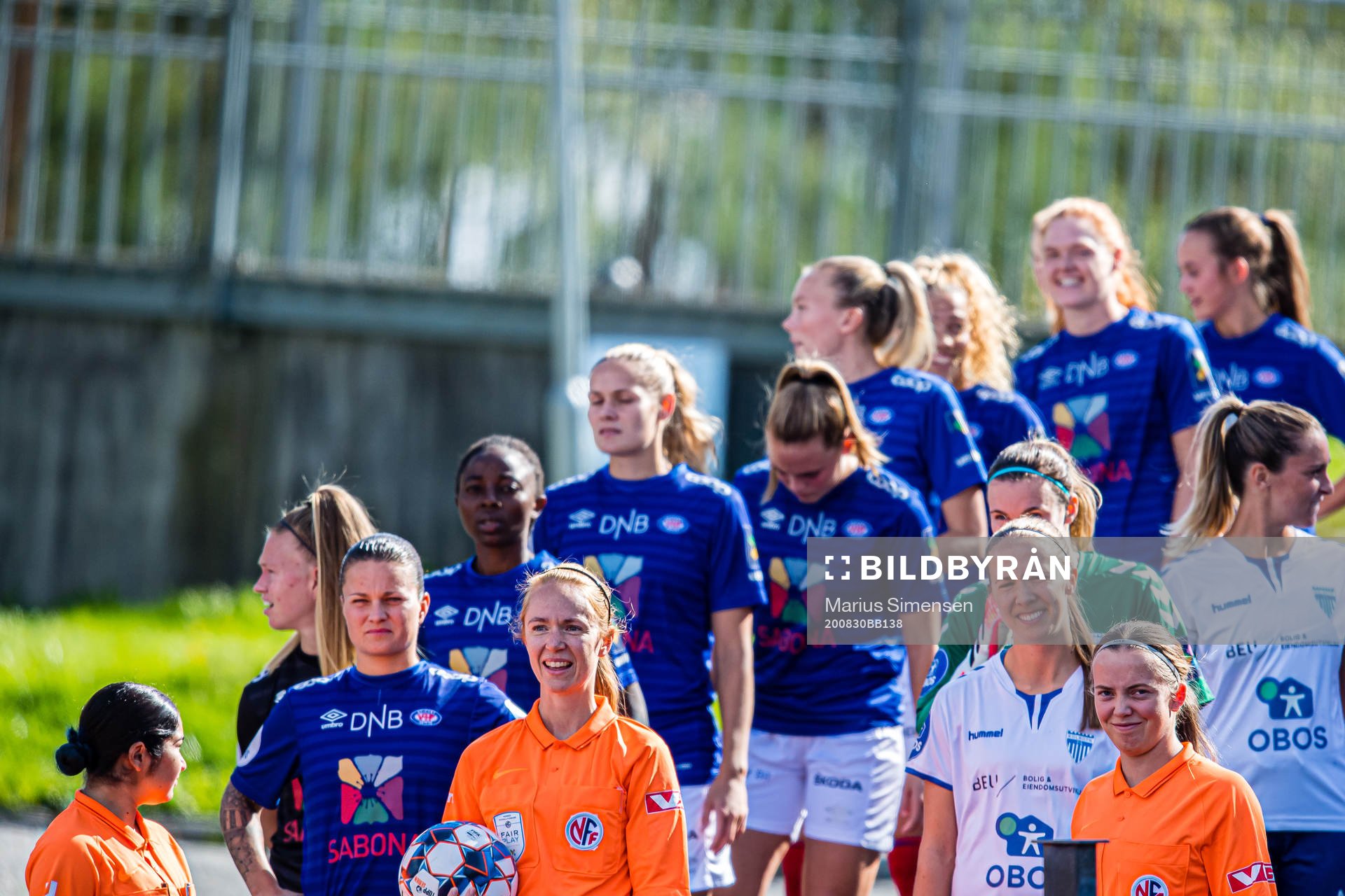 Sherida Spitse of Vålerenga, Marit Buhaug Folstad, referee, and Maja Maria Staubo Nordahl of Kolbotn ahead of the Toppserien football match between Kolbotn and Vålerenga on August 30, 2020 in Oslo.