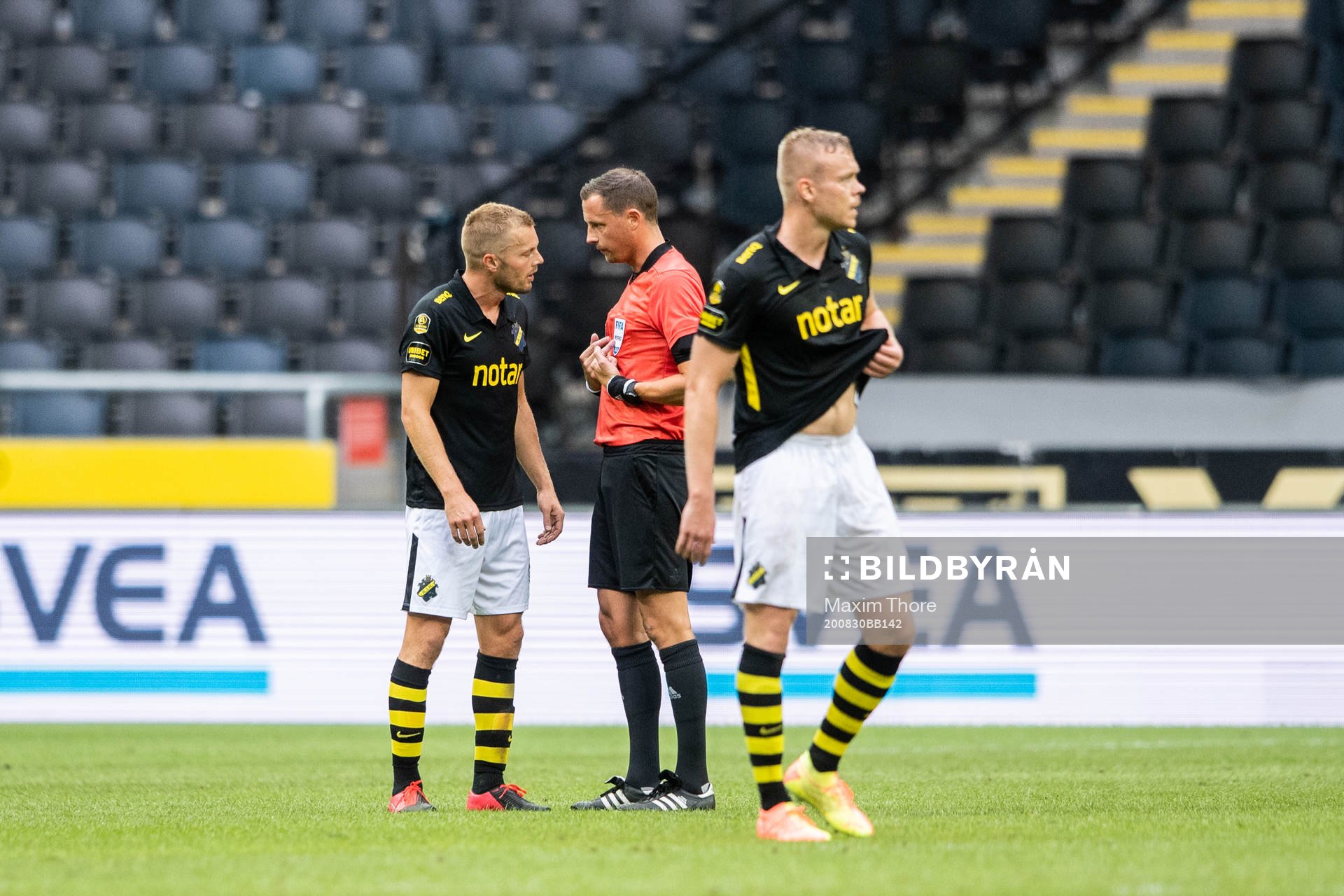 s Sebastian Larsson i samtal med domare Andreas Ekberg