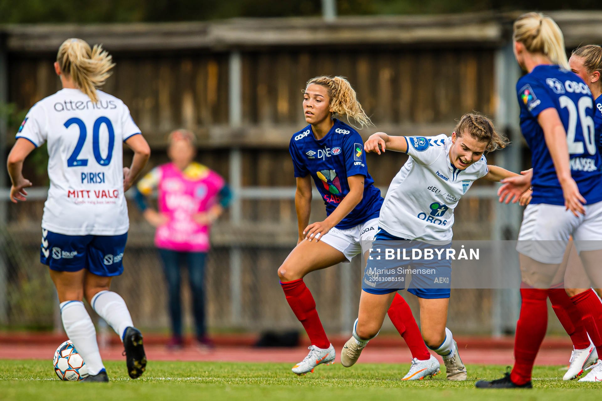 Celin Bizet Ildhusøy of Vålerenga and Julie Elise Hoff