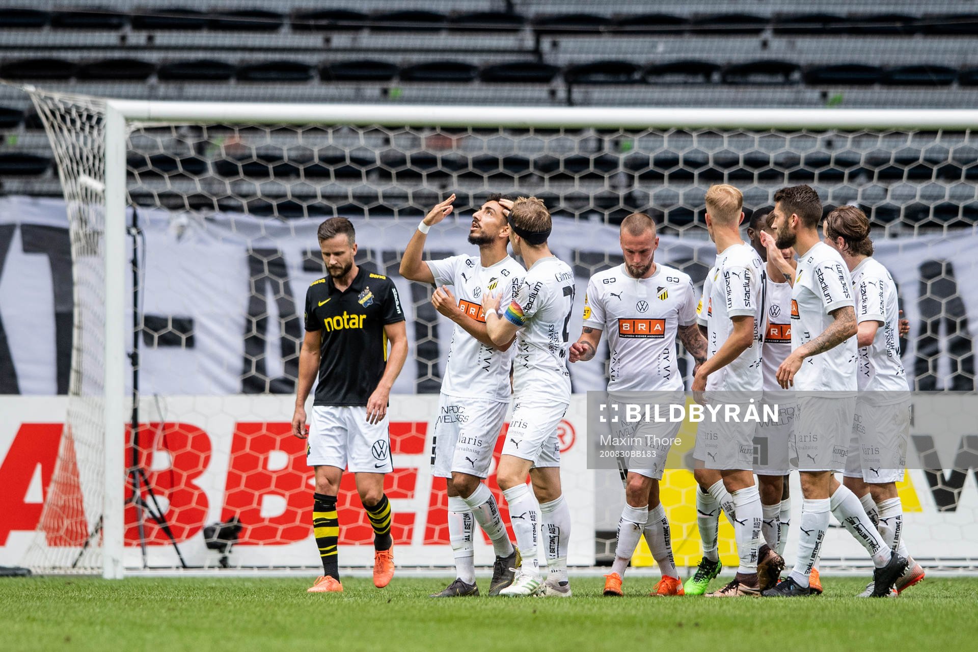 Häckens Daleho Irandust jublar med lagkamrater