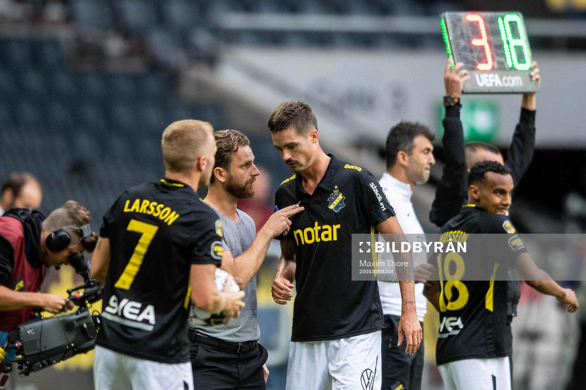 s tränare Bartosz Grzelak och Mikael Lustig i samtal