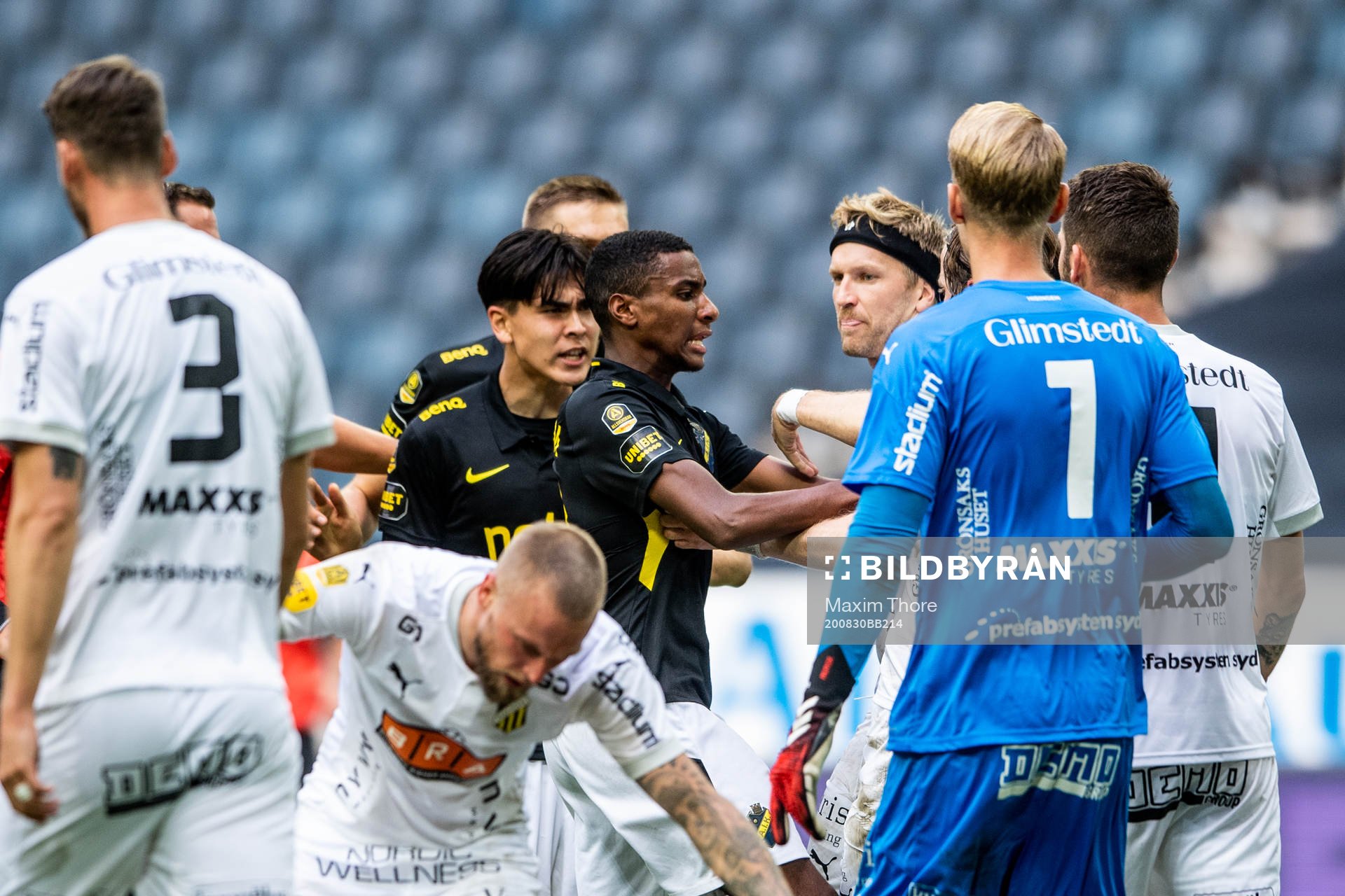 AIK:s Paulos Abraham i en diskussion med Häckens Rasmus Lindgren under fotbollsmatchen i Allsvenskan mellan AIK och Häcken den 30 augusti 2020 i Stockholm.