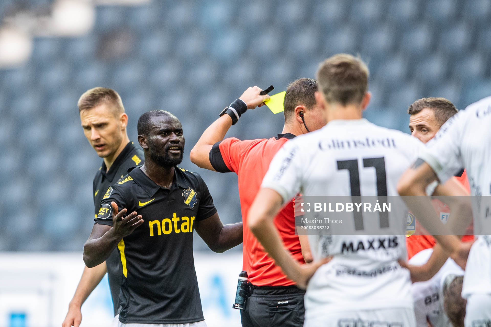 AIK:s Enoch Kofi Adu reagerar efter att han tilldelats ett gult kort av domare Andreas Ekberg under fotbollsmatchen i Allsvenskan mellan AIK och Häcken den 30 augusti 2020 i Stockholm.