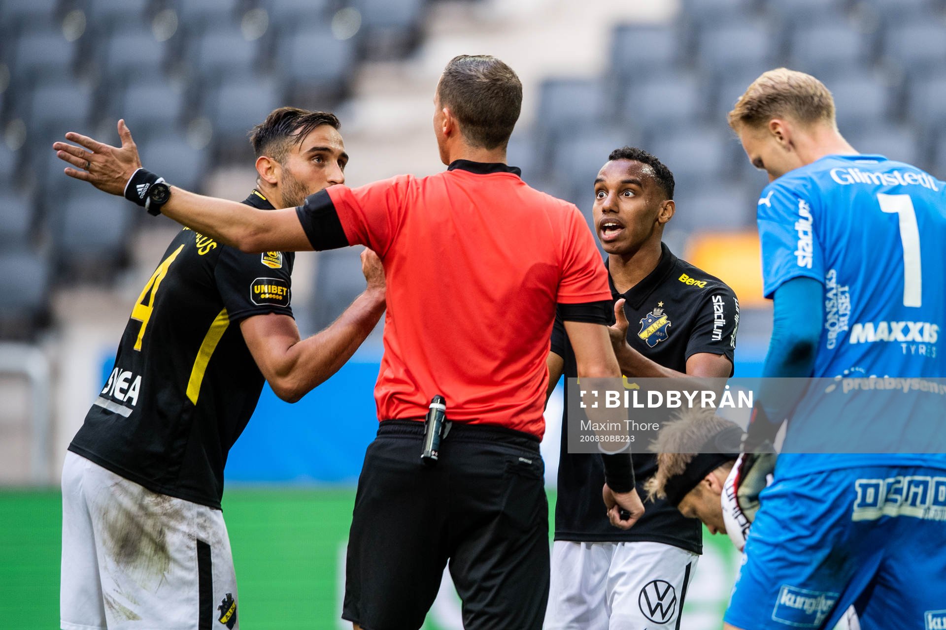 AIK:s Sotirios Papagiannopoulos och Bilal Hussein reagerar mot domare Andreas Ekberg under fotbollsmatchen i Allsvenskan mellan AIK och Häcken den 30 augusti 2020 i Stockholm.