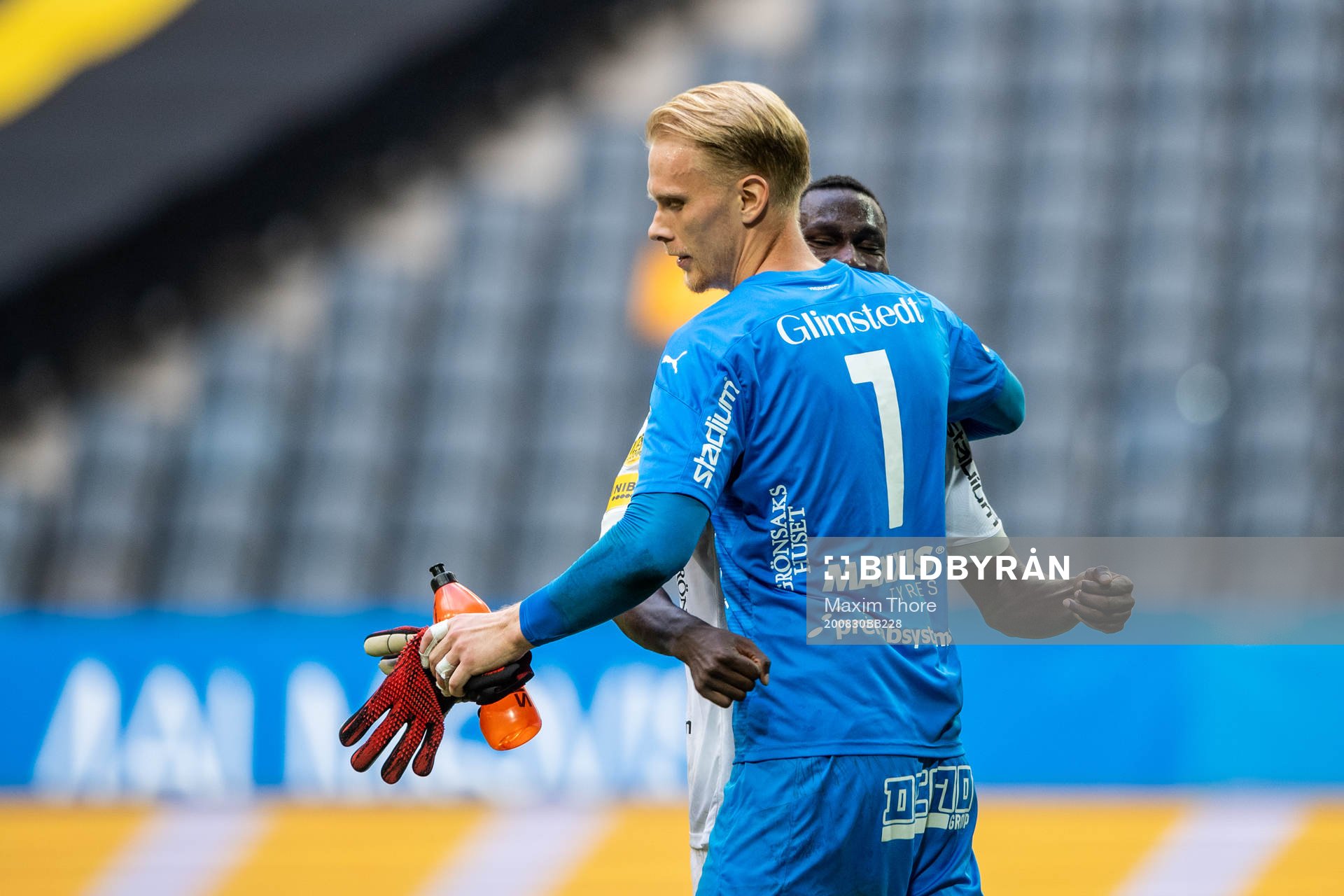 Häckens Godswill Ekpolo och målvakt Pontus Dahlberg jublar
