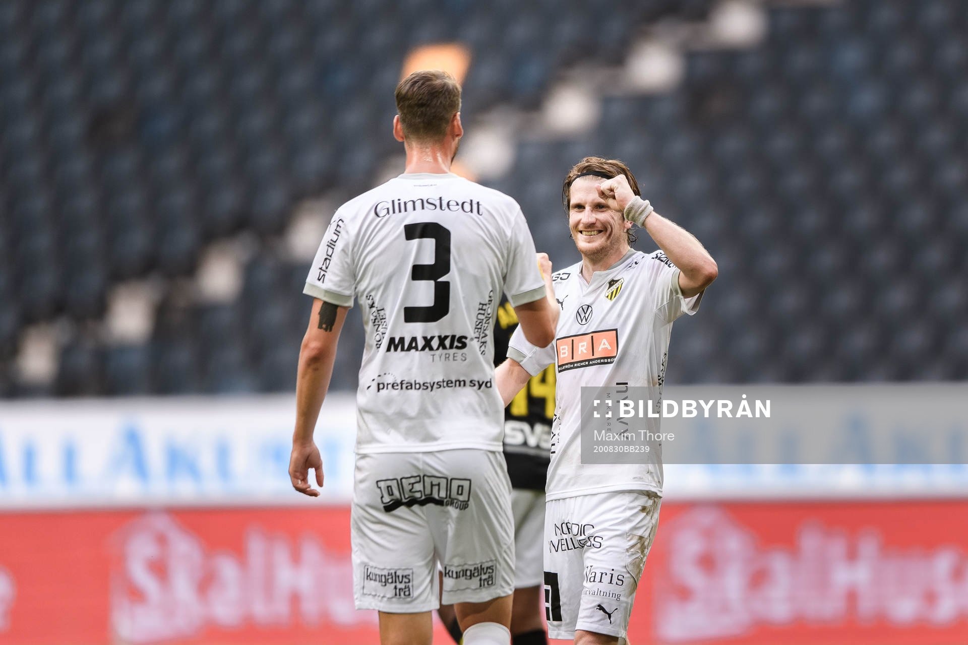 Häckens Erik Friberg jublar med Häckens Johan Hammar
