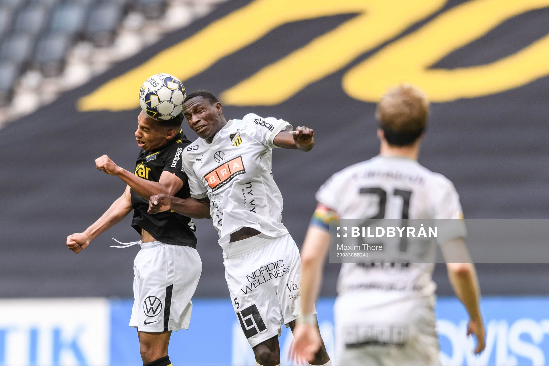 AIK:s Bilal Hussein och Häckens Godswill Ekpolo under fotbollsmatchen i Allsvenskan mellan AIK och Häcken den 30 augusti 2020 i Stockholm.