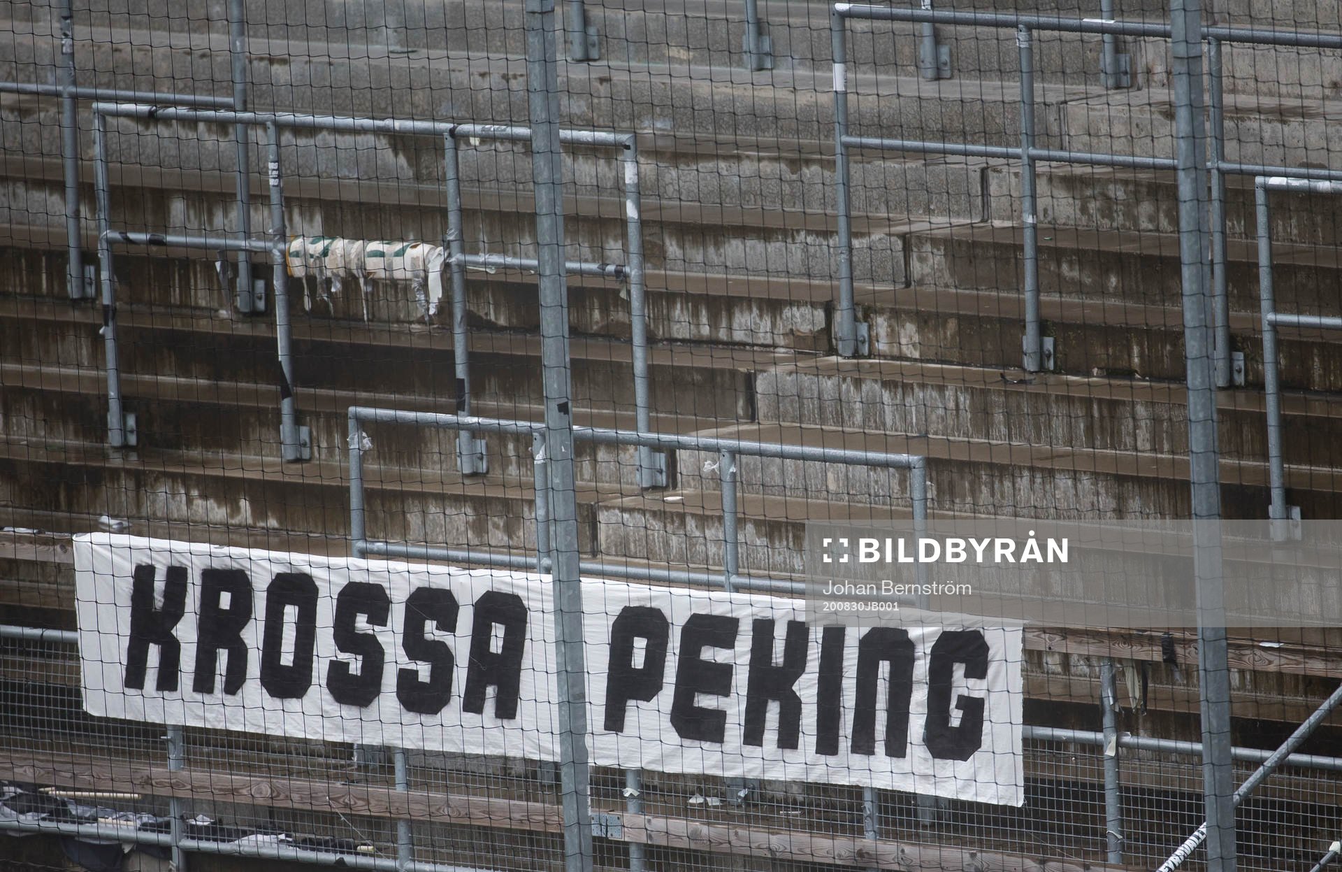 Örebro supportrarna har hängt upp en banderoll med texten
