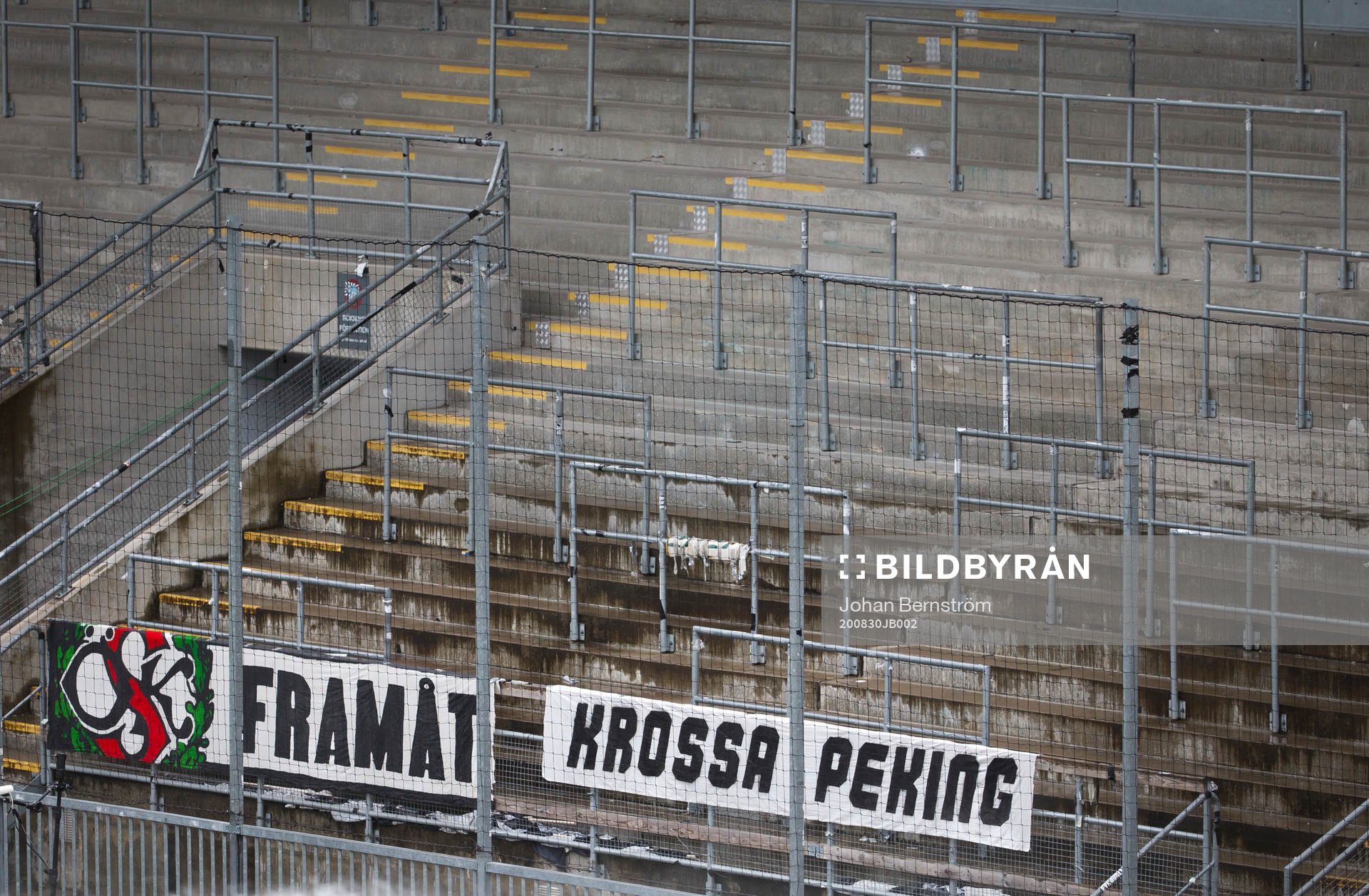 Örebro supportrarna har hängt upp en banderoll med texten