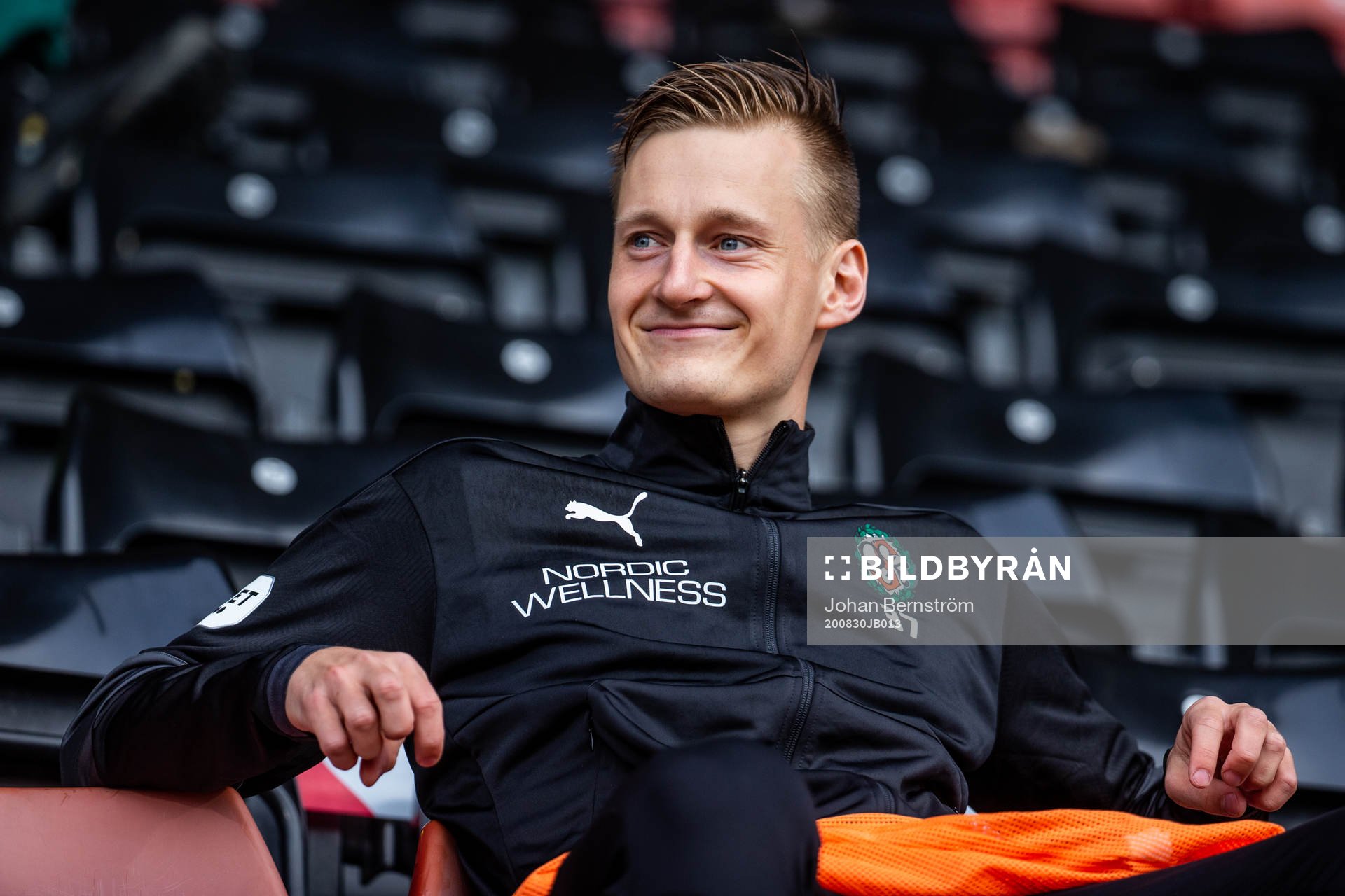 Örebros Rasmus Karjalainen på läktaren