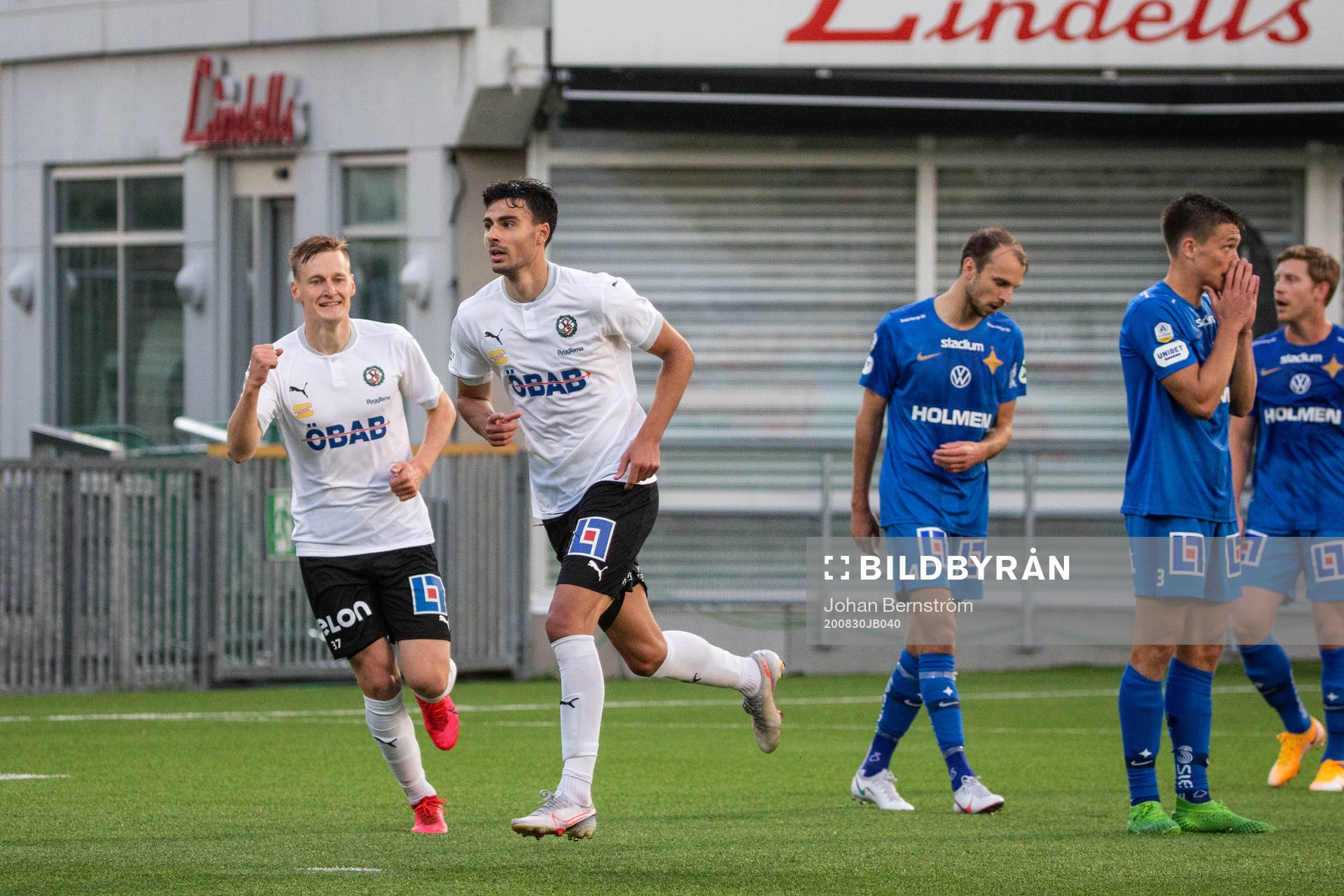 Örebros Deniz Hümmet jublar med Rasmus Karjalainen
