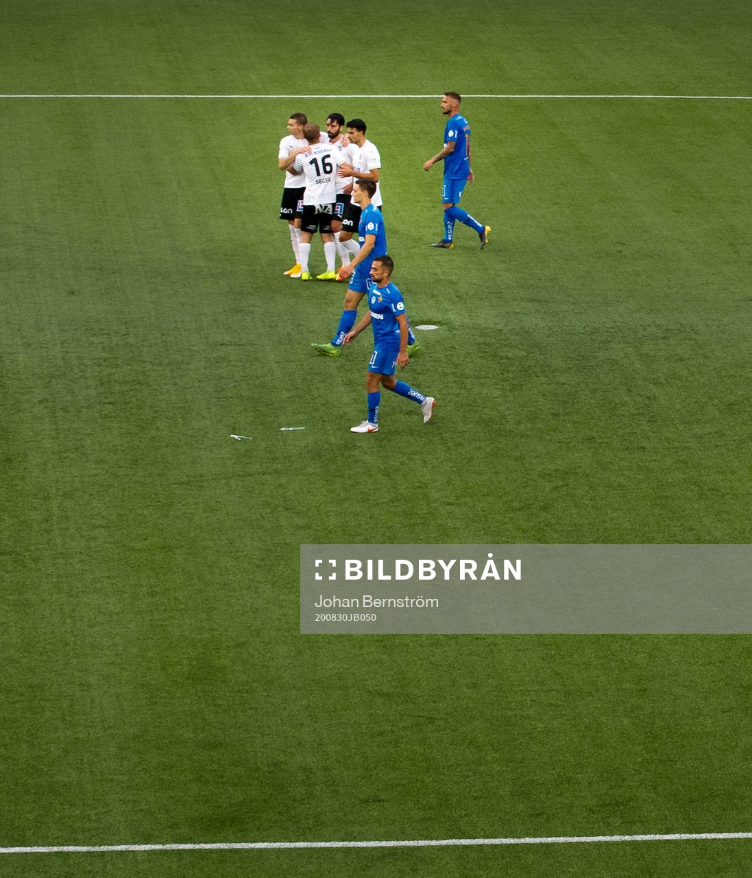 Örebros Deniz Hümmet och Nahir Besara jublar vid 3-3 målet under fotbollsmatchen i Allsvenskan mellan Örebro och IFK Norrköping den 30 augusti 2020 i Örebro.
