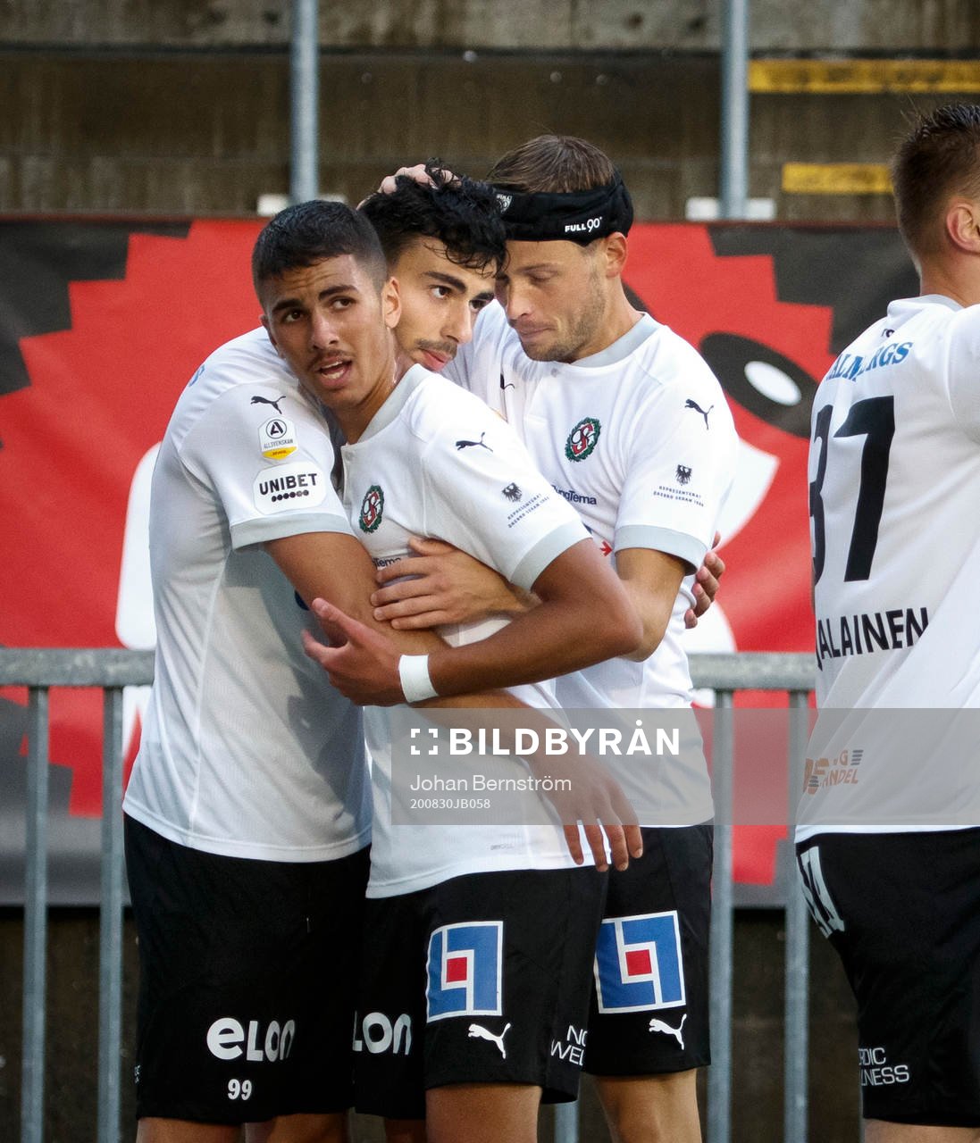 Örebros Deniz Hümmet jublar med Hussein Ali