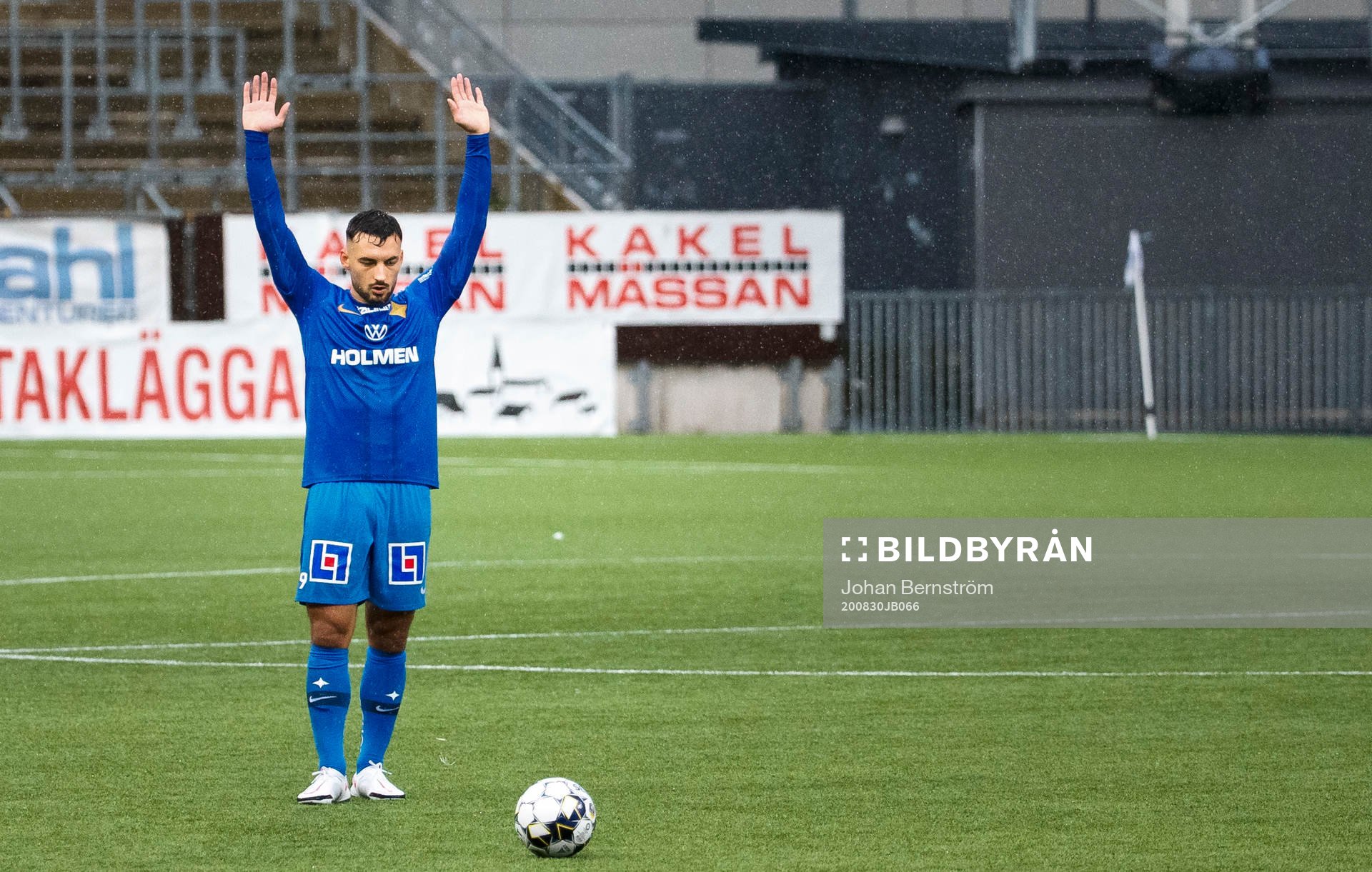 IFK Norrköpings Sead Haksabanovic ska skjuta en frispark