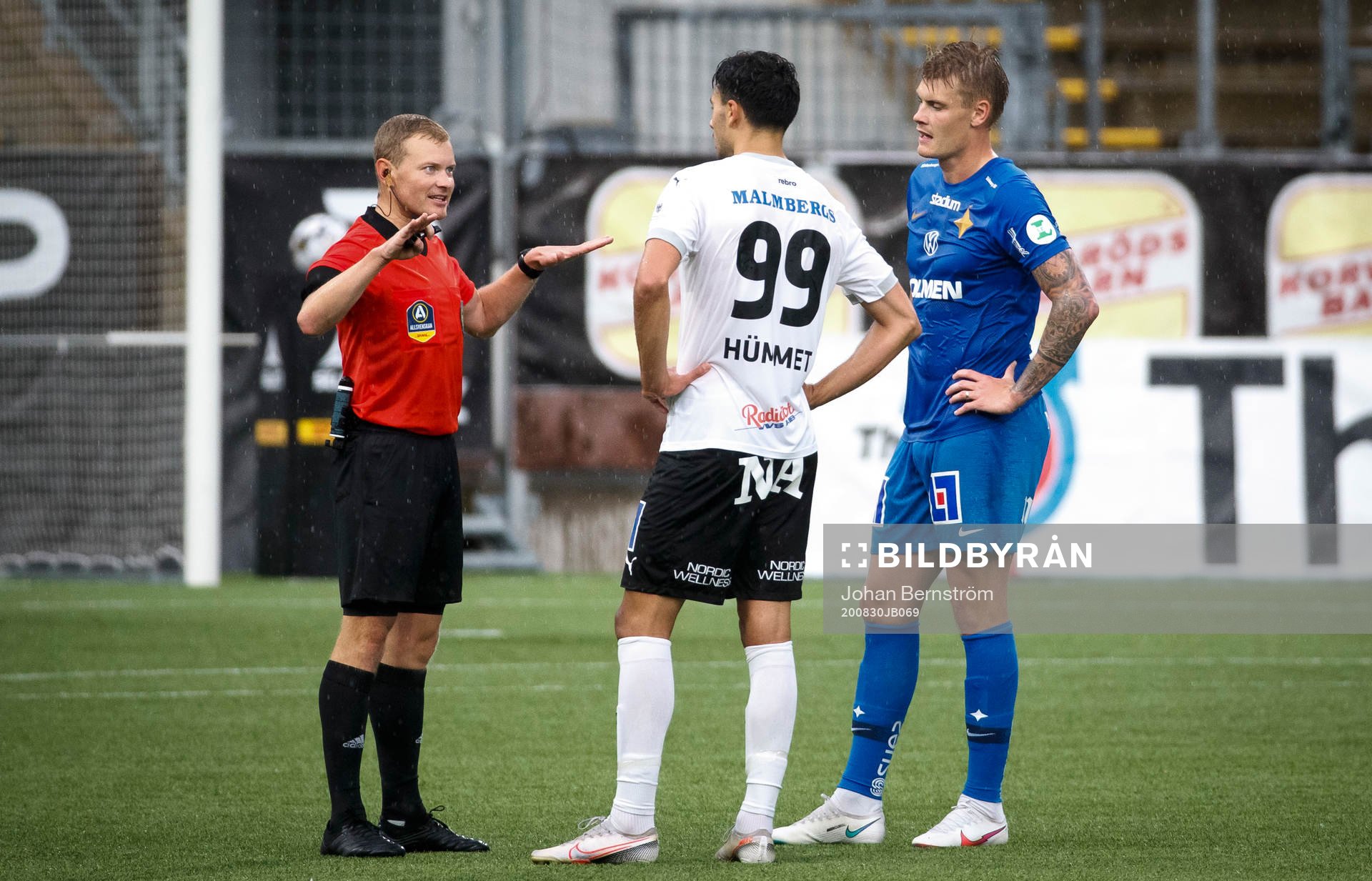 Domaren Fredrik Klitte i samtal med Örebros Deniz Hümmet och IFK Norrköpings Eric Smith under fotbollsmatchen i Allsvenskan mellan Örebro och IFK Norrköping den 30 augusti 2020 i Örebro.