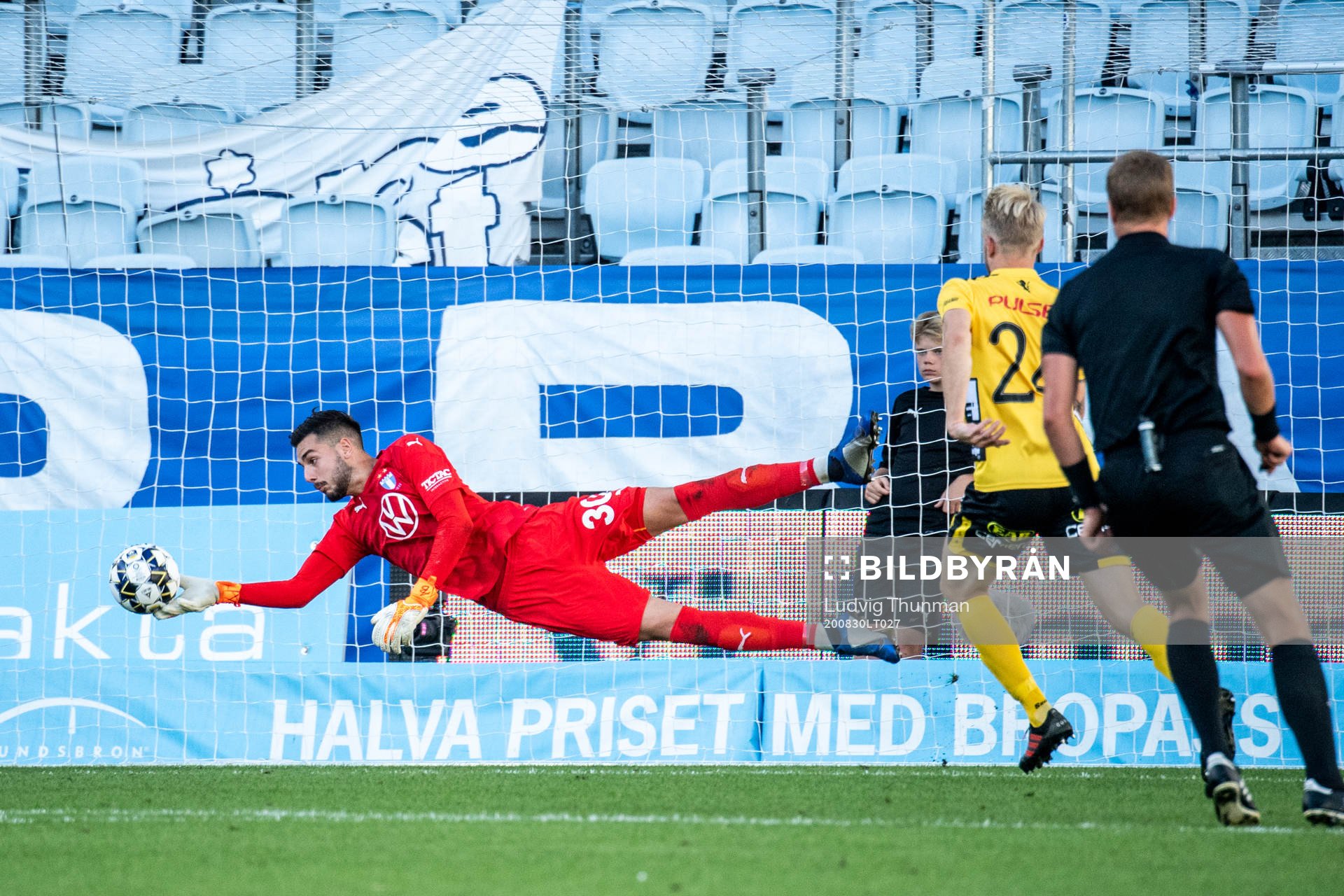 Malmö FFs målvakt Marko Johansson räddar ett skott