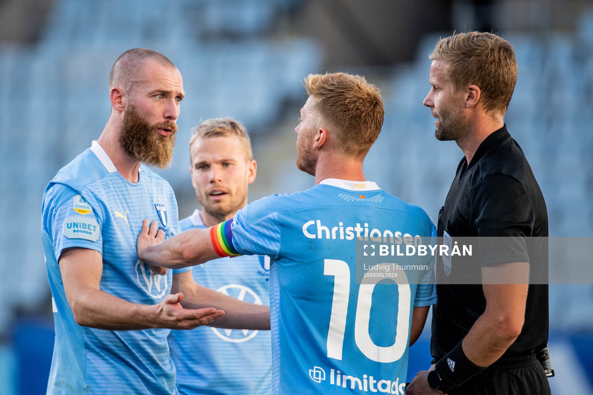 Malmö FFs Jo Inge Berget och Malmö FFs Anders Christiansen i en diskussion med domare Glenn Nyberg under fotbollsmatchen i Allsvenskan mellan Malmö FF och Elfsborg den 30 augusti 2020 i Malmö.