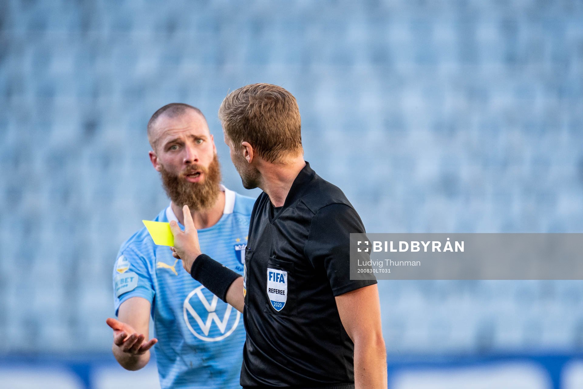 Malmö FFs Jo Inge Berget får ett gult kort av domare