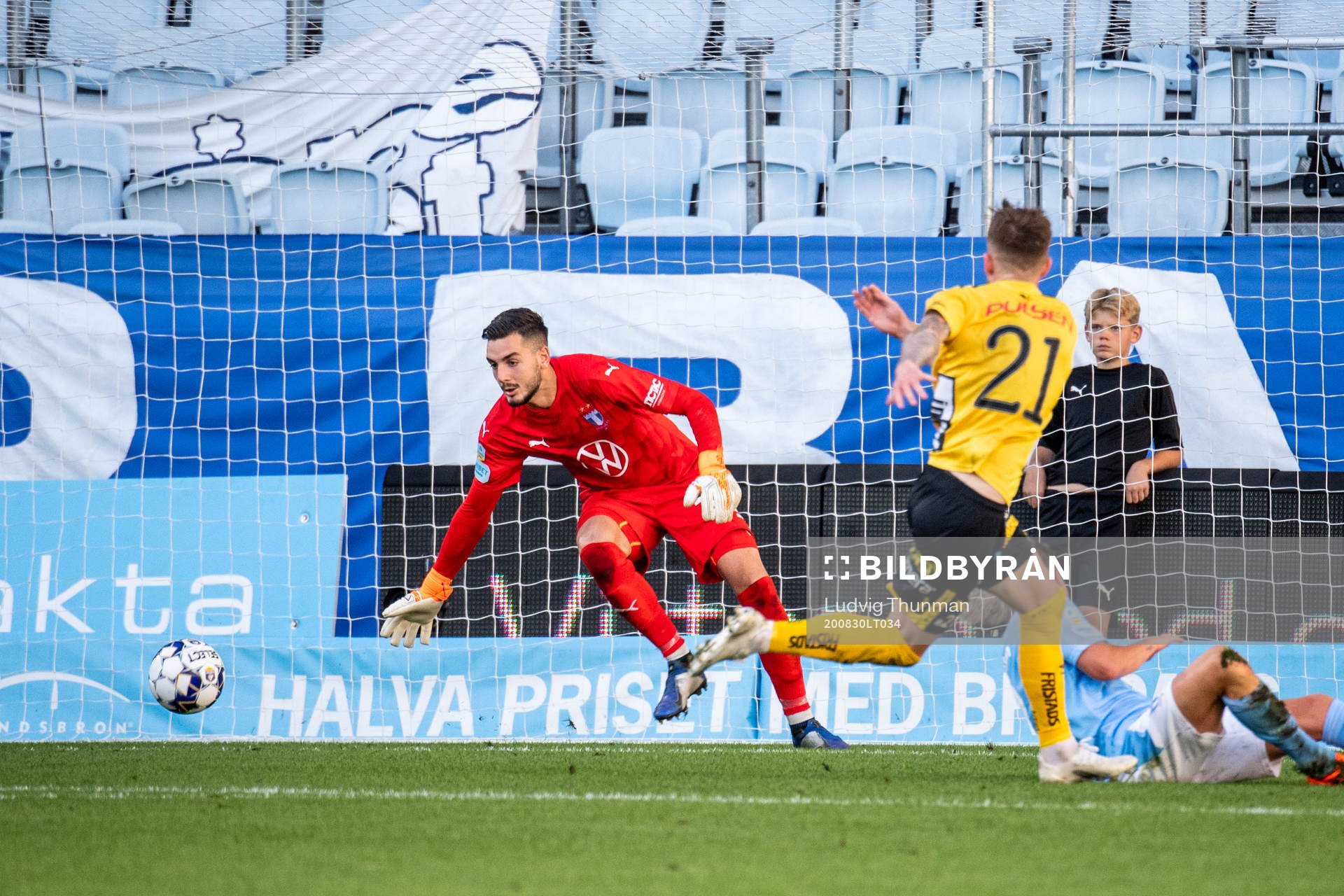 Elfsborgs Rasmus Alm gör 1-1 bakom Malmö FFs målvakt