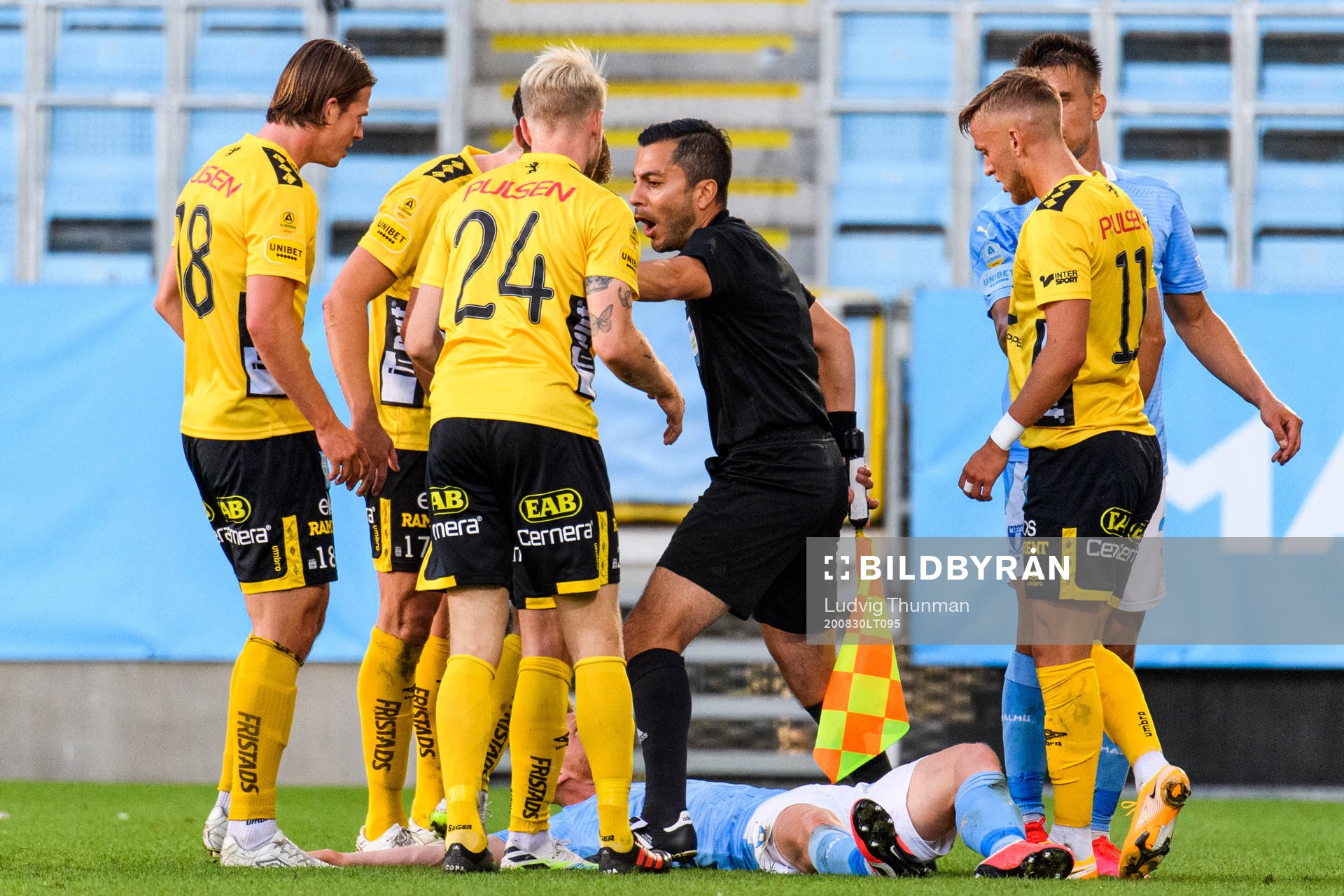 Linjedomare Mahbod Beigi motar bort Elfsborgs spelare från