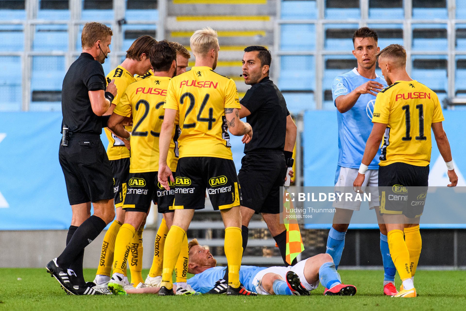 Linjedomare Mahbod Beigi motar bort Elfsborgs spelare från