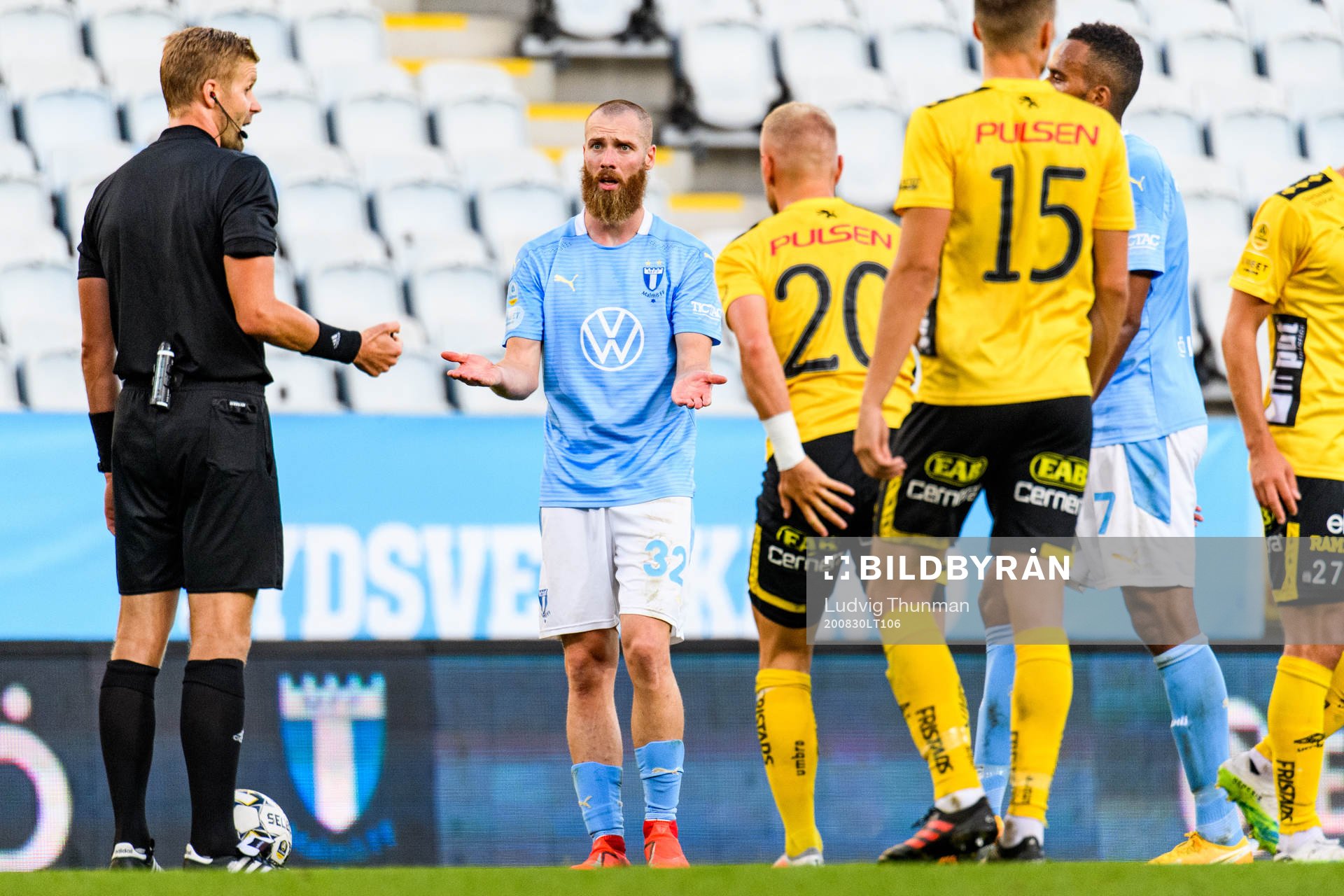 Malmö FFs Jo Inge Berget reagerar på ett domslut från