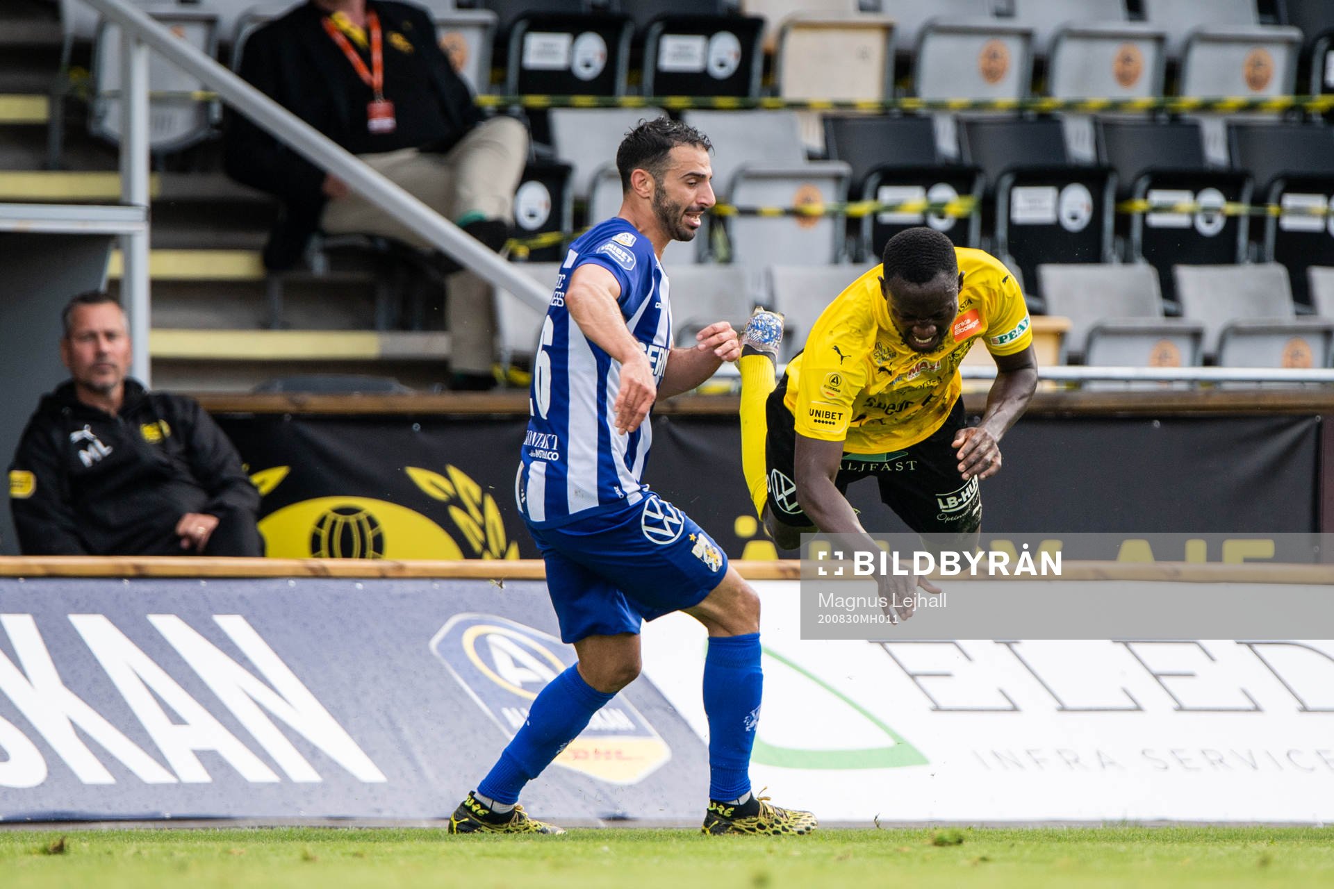IFK Göteborgs André Calisir och Mjällbys Moses Ogbu