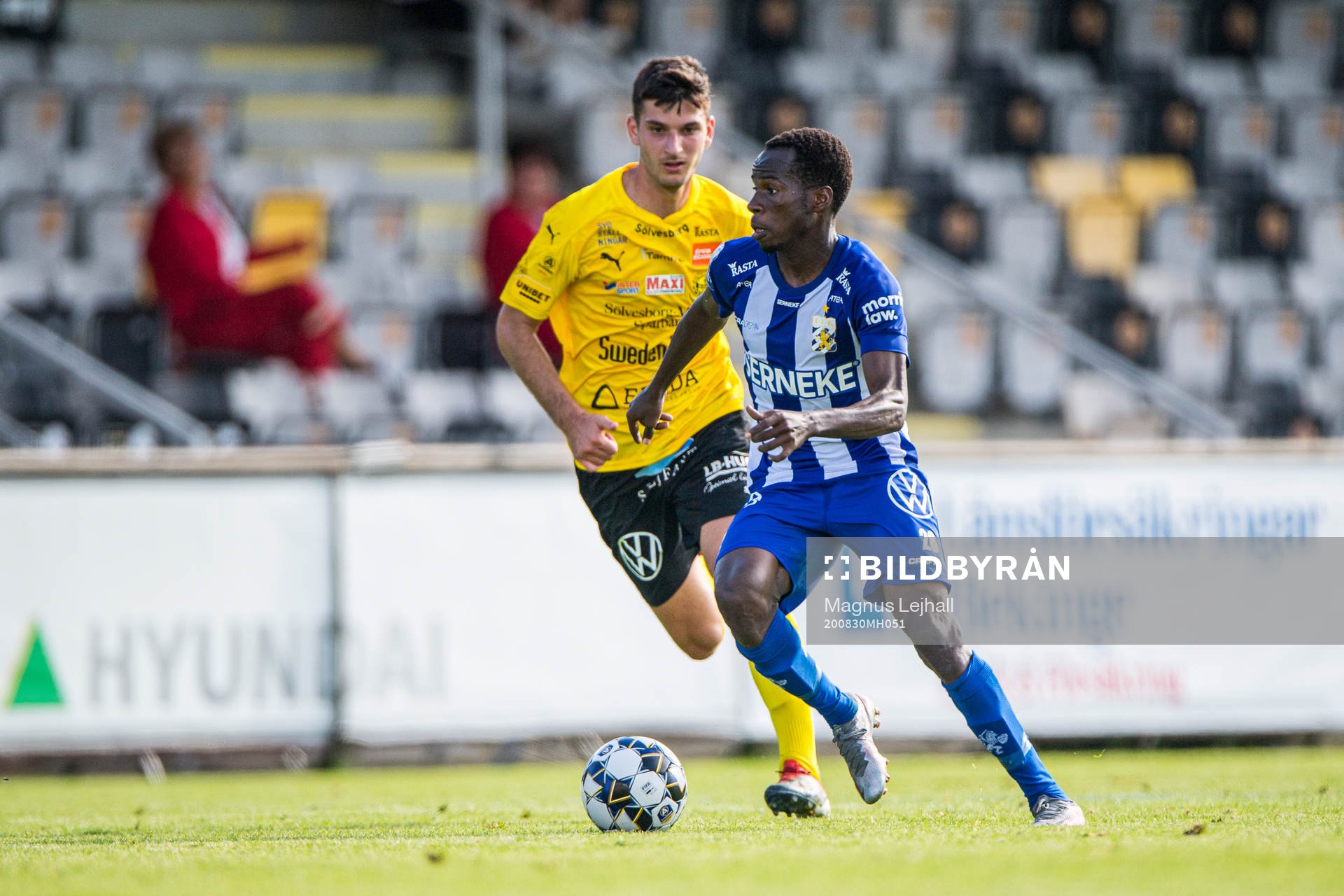Mjällbys Besard Sabovic  och IFK Göteborgs Alhassan Yusuf