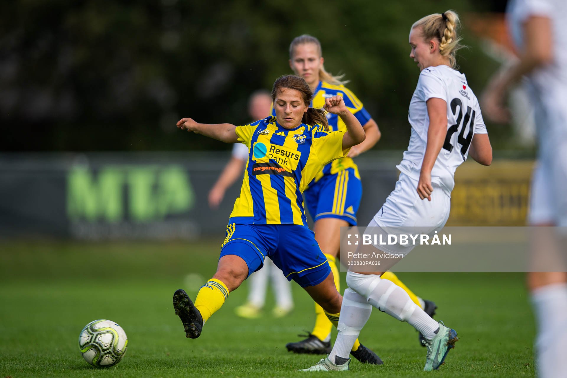 Eskilsminnes Emma Petrovic och Hittarps Emilia Jönsson under fotbollsmatchen i Division 1 södra mellan Hittarp och Eskilsminne den 30 augusti 2020 i Hittarp.