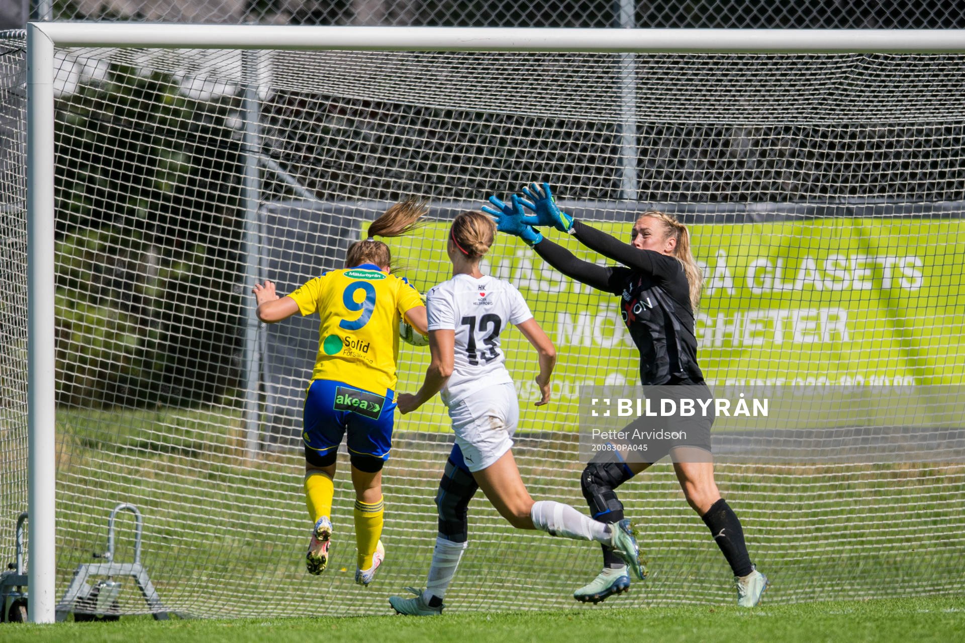 Eskilsminnes Nova Karlsson gör 0-1 målet bakom Hittarps