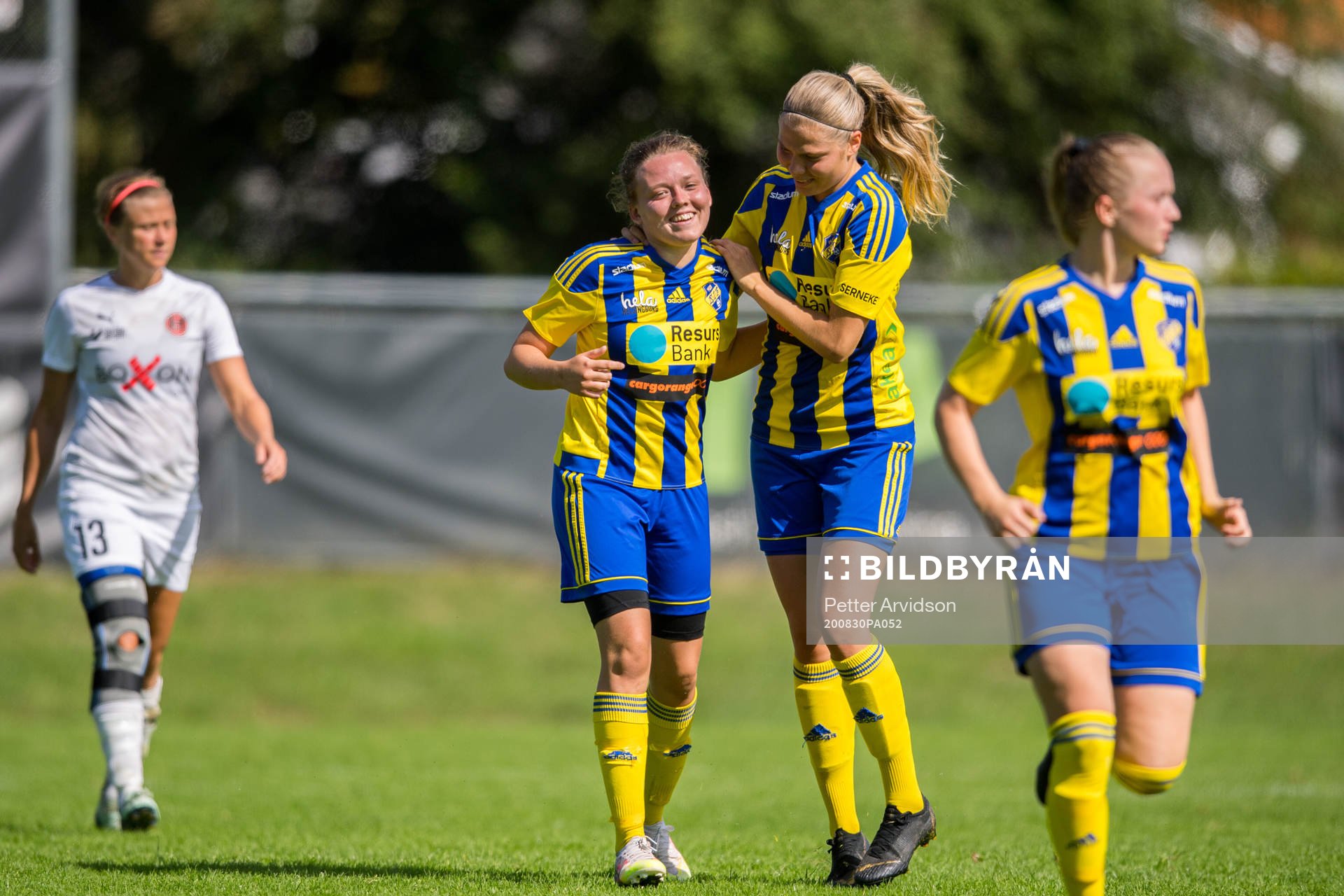 Eskilsminnes Nova Karlsson jublar med Johanna Olsson